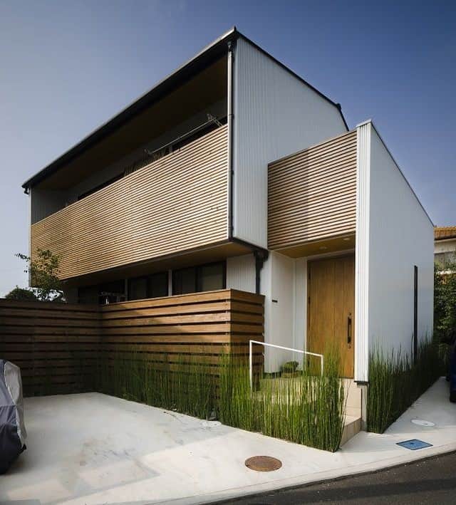 コラボハウス一級建築士事務所さんのインスタグラム写真 - (コラボハウス一級建築士事務所Instagram)「.⠀ 仕事柄、メカニックなテイストが⠀ お好きなご主人に合わせて⠀ 細めのガルバリウムを使用。⠀ シャープな雰囲気になりました。⠀ .⠀ ナチュラルさも欲しいとのことで⠀ 2階バルコニー部分と玄関上が直線になるよう⠀ 格子を配置しています。⠀ .⠀ 他にも沢山のお家を⠀ ホームページの施工事例でご紹介しています。⠀ プロフィール @collabo_house から⠀ ぜひご覧ください。⠀ #外観#ファサード#ガルバリウム#白#格子#檜#板塀#トクサ#オールドパイン#ykkap#玄関タイル#外構#エクステリア#モダン#マイホーム#自分らしい暮らし #デザイナーズ住宅 #注文住宅新築 #設計士と直接話せる #設計士とつくる家 #コラボハウス #インテリア #愛媛 #香川 #新築 #注文住宅」4月4日 12時00分 - collabo_house