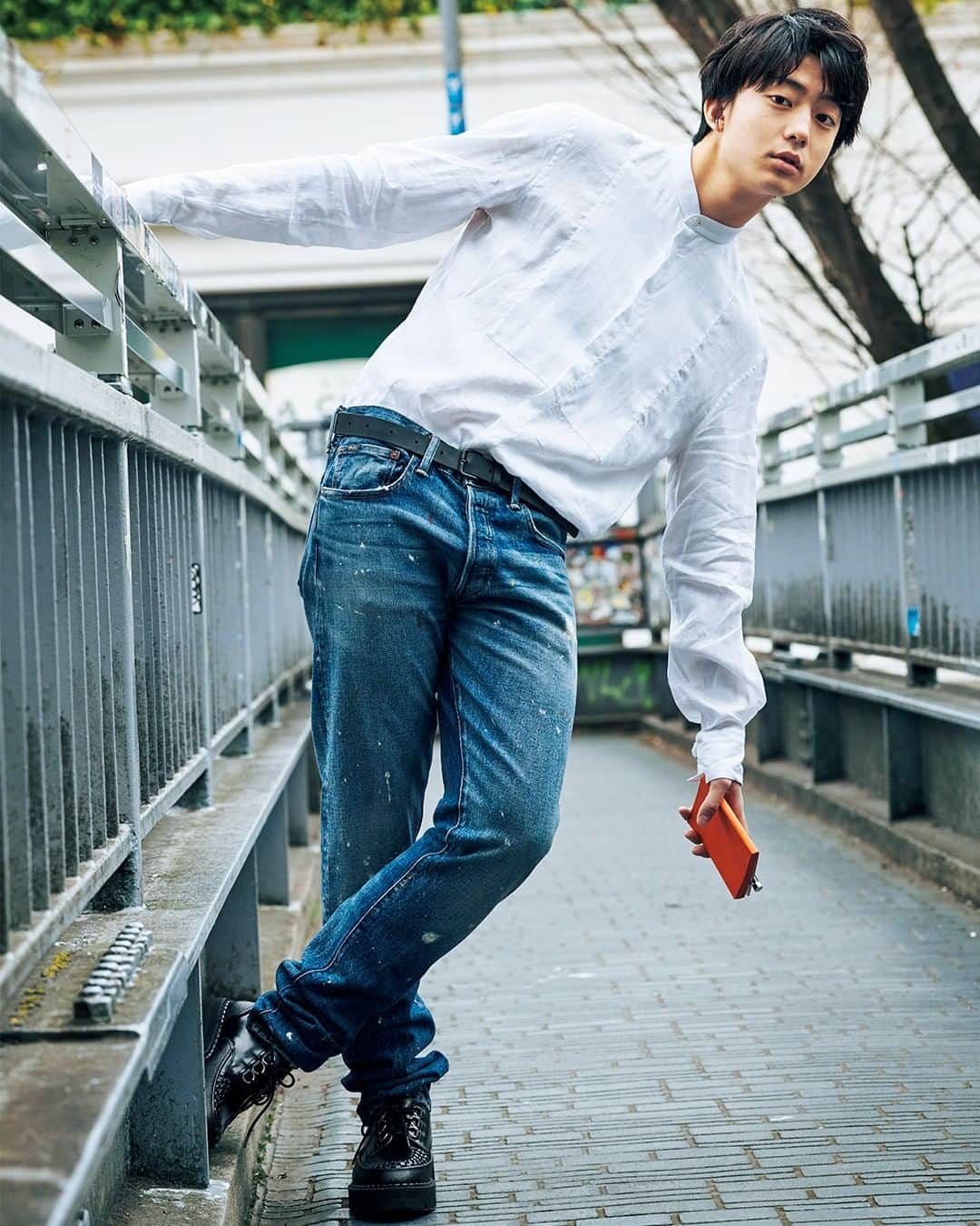 のインスタグラム：「新進気鋭探偵の俳優・伊藤健太郎が究極のデニムを求めて、東京各所を駆け巡る！ペンキの汚れが入ったラルフ・ローレンのサリヴァン・スリムジーンズには、白シャツを合わせたい。 #ralphlauren #RalphLauren #poloralphlauren @poloralphlauren @kentaro_official_ #僕らはデニム探偵団  Photo:Takemi Yabuki Styling: Shingo Fukuyama Hair&Make-up: Jun Goto Fashion Director: Noriaki Moriguchi」