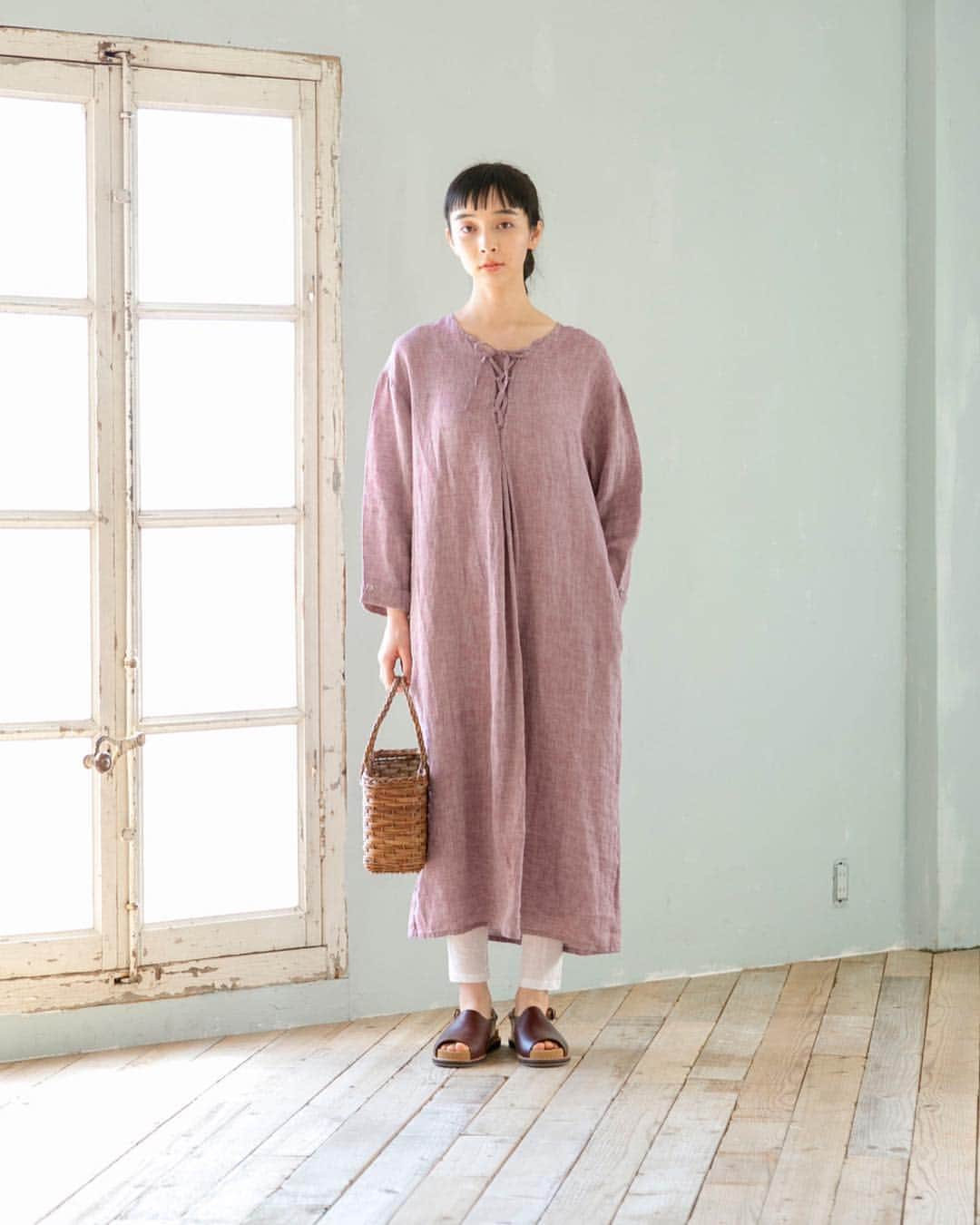 ナチュランさんのインスタグラム写真 - (ナチュランInstagram)「【 オリジナルブランドで見つけた 】1枚で、サマになる。春のデザインワンピース﻿ ﻿ 女性らしいシルエットや印象的なデザインがたっぷりと詰め込まれた新作ワンピースが、ナチュランオリジナルの3ブランドから届きました。﻿ 気温が上がるこれからの季節に1枚でさらっと着こなしたい、4つのとっておき春ワンピースをご紹介します。﻿ ﻿ ﻿ ﻿ -----------﻿﻿﻿﻿ ■リネンレースアップワンピース［MTO-2A30-0431-A］﻿ 淡い杢パープルにフロントのレースアップデザインが目を惹くワンピース。﻿ ふっくらとしたシルエットながら、前身頃の中心から入るタックデザインですっきりとした印象に仕上がっています。﻿ ﻿ ﻿ -----------﻿﻿﻿﻿ ■プリーツフリル衿ワンピース［MIS-2A30-0427-A］﻿ 襟元にあしらった存在感たっぷりなタックフリルがポイントのワンピース。﻿ ほんのりと光沢のあるリネン100％で仕立てたナチュラルなブラックカラー。﻿ ふんわりとした緩やかなAラインシルエットが女性らしい1枚です。﻿ ﻿ ﻿ -----------﻿﻿﻿﻿ ■サークルレース切替ワンピース［GWS-2A30-0353-A］﻿ 肩まわりを繊細なレース使いにした、サークルレースと無地の切替えデザインワンピース。﻿ すべての素材を綿100％で仕立てた上質な風合いが魅力的。﻿ たっぷりとしたギャザーで自然と広がり、綺麗なシルエットをつくります。﻿ ﻿ ﻿ -----------﻿﻿﻿﻿ ■2WAYフレンチスリーブワンピース［CNN-2A30-0230-A］﻿ 身幅たっぷりのAラインシルエットで、シンプルにリネンの風合いが楽しめるワンピース。﻿ 緩やかなドロップショルダーはフレンチスリーブにすることで、ラフな雰囲気はありながらもどこか品のある印象です。﻿ ﻿ ﻿ ﻿ ------------------------------﻿﻿﻿﻿ ﻿ ▶️お買いものは写真内のタグをタップしてくださいね。またはプロフィールからもナチュランへリンクしています。→@natulan_official﻿﻿﻿﻿ ﻿ ▶️写真内のタグは、販売中でも消えている場合がございます。ぜひ、ナチュランの検索窓から、商品コード又は商品名を、検索してみてくださいね。﻿﻿﻿﻿ ﻿ ▶️プロフィール画面では、季節のおすすめ商品や、再入荷情報をご紹介しています。ぜひ、ご覧くださいませ。→@natulan_official﻿﻿﻿﻿ ﻿﻿﻿﻿ -----------﻿﻿﻿﻿ #lifewear #linendress #linendresses #今日のコーデ #コーディネート #ファッション #ナチュラル #ナチュラン #natulan #日々の暮らし #暮らしを楽しむ #シンプルライフ #シンプルコーデ #シンプル #暮らし #春夏コーデ #大人コーデ　#ナチュラルコーデ　#リラックス　#ワンピースコーデ　#アンドヤーン　#リントゥラウル　@lintu__laulu　@_chibayuka_」4月4日 12時01分 - natulan_official