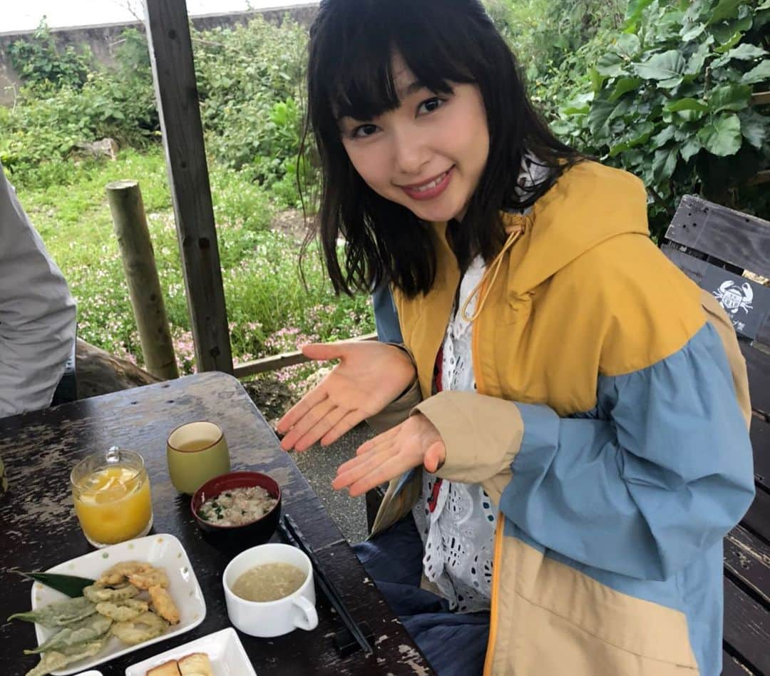 桜井日奈子さんのインスタグラム写真 - (桜井日奈子Instagram)「今夜19時からNTV「笑神様は突然に」春の2時間スペシャル放送です🙋‍♀️ 千鳥の島シリーズin伊良部島 に参加させていただきました！  同郷の千鳥さん、武田真治さん、霜降り明星さんとご一緒させていただいてます！  この写真には武田真治さんが写っていないのですが、  それは、あることで支度中のためで、 それが何なのか、放送をお楽しみに😊  終始楽しいロケでした！  撮影終わりでいただいたカニ、美味しかったです🦀  #笑神様は突然に  #誕生日 お祝いしてくださった皆様ありがとうございました😊」4月4日 12時12分 - sakurai.hinako_official