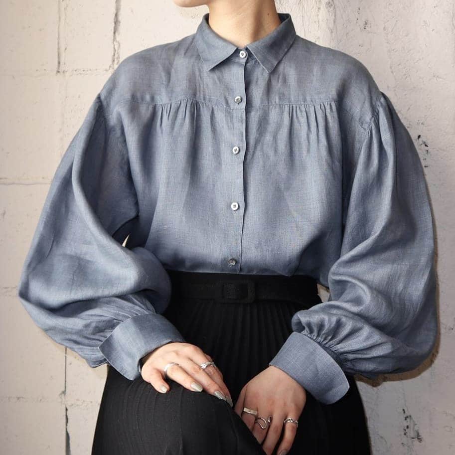 吉祥寺 古着屋 Orfeoのインスタグラム：「Volume Sleeve Linen Blouse  #Orfeo #Kichijoji #Tokyo #vintage #used #fashion #coodinate #outfits  掲載商品のお問い合わせはメールにて承っております。コメント、DMでのお問い合わせは受け付けておりませんのでご了承ください。」