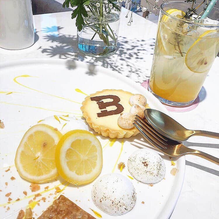 のインスタグラム：「#cafe ☕︎☕︎☕︎ 東急プラザ銀座の @Bally 店内2Fにて 4月6日～6月30日までの期間限定でオープンしている 「Bally Cafe #バリーカフェ」に ひと足お先にご招待頂き、行ってきました。 ・ ・ デイジーのお花とピンクをメインに彩られた店内は、 どこを見ても可愛くてフォトジェニック🌼 ドリンクもスイーツも全てお洒落で素敵でした。 ・ ・ #Bally では現在、歌手の青山テルマさんとコラボした 商品を販売しているそうで、そちらの商品も ポップな雰囲気ですごく可愛いかった♡(7、8枚目) ・ ・ 青山テルマさんは カフェメニューもプロデュースなさったという事で、 せっかくなのでその青山テルマさんプロデュースの レモンのスイーツを頂きました🍋(1、2枚目) ・ ・ 爽やかな酸味の甘酸っぱさで、 これから初夏にかけてぴったりのスイーツ。 見た目もお洒落でとても美味しかったです✨✨ ・ ・ ✴︎✴︎✴︎✴︎✴︎✴︎✴︎✴︎✴︎✴︎ ・ Bally Cafeでは、 4月12日(金)までの期間限定で SNSへハッシュタグ#BALLYCAFE をつけて投稿してお会計の時に提示すると、ドリンク1杯が無料になるサービスを行うそうです。 お近くにお立ち寄りの際は、 是非足を運んでみてくださいね。 ・ ✴︎✴︎✴︎✴︎✴︎✴︎✴︎✴︎✴︎✴︎ ・ ・ #BALLYCAFE #BALLYxTHELMA  #東急プラザ銀座 #ginza #銀座カフェ #銀座スイーツ #東京カフェ #カフェ巡り #カフェ好き #スイーツ #sweets」