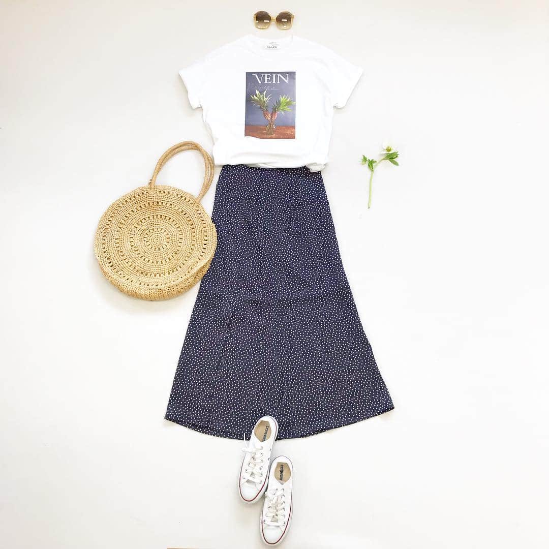のインスタグラム：「週末はお花見🌸日和 みたいですね ジャケットの下は初夏テイストでも 大丈夫な季節が来ます🌱 マキシのタイトは今季気になる アイテムです😊 スカート・・キット マキシタイトマーメイド【762】 ・ ・ #sewing #手作り #型紙　#ハンドメイド大人服#クルールパターンファブリック#洋裁#シンプルコーデ#instafashion#ファッション#coordinate #code#今日コーデ#handmadeclothes #mamacoordinate #ママコーデ #instasewing#handmadewardrobe #置き画#置き画くら部#コンバース」