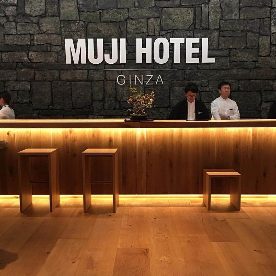 ELLE DECOR JAPANさんのインスタグラム写真 - (ELLE DECOR JAPANInstagram)「Press preview of MUJI HOTEL in GINZA! Enjoy your Tokyo stay with new attitude! Repost @ryuko.kida ・ 本日4月4日、日本では初となる無印良品によるホテル「MUJI HOTEL」が銀座にグランドオープン。 ベーカリーやジューススタンドもある「無印良品 銀座店」と、こちらも日本では初展開となる飲食業態「MUJI Diner」も同時オープン。 ・ ・ #mujihotel #mujihotelginza #muji #無印良品 #良品計画 #無印良品 #デザイン好き #無印 @muji_global」4月4日 12時07分 - elledecorjapan