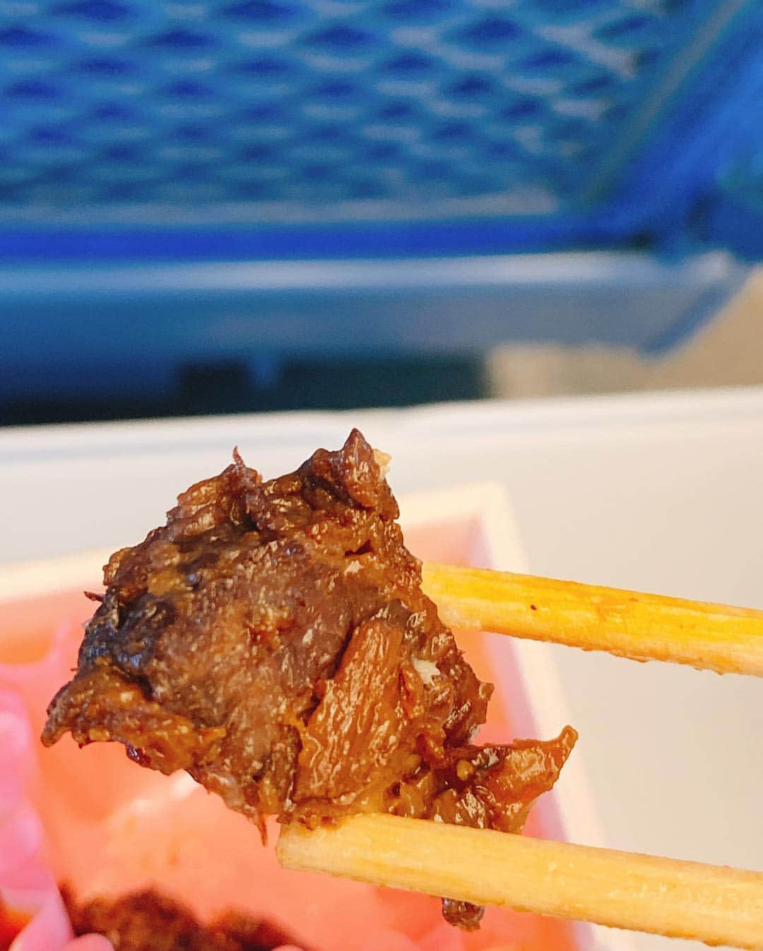 三遊亭とむさんのインスタグラム写真 - (三遊亭とむInstagram)「ひふみ弁当  東京駅1350円  最近話題のブランド肉 門崎熟成肉を使ったこちらの駅弁！ 焼肉にハンバーグにスジ煮込みと肉づくし！  こだわり抜いたお肉だけあって 一口目に美味いっ 二口目にうんうん本当に美味いっ 三口目になんだこれっ手が止まらないぞウメェー  と言った感じでした！ 他の弁当にはないラタトゥイユなど洋食仕立ても面白いです。  しいてリクエストをするとすれば 予算の関係もあったのでしょうが パッケージデザインと容器などを改良して 目でも旅を楽しめるつくりにしたらさらに良い気がします。  中身は相当クオリティー高いです！  岩手県のお弁当屋さんが作られただけに  駅弁界の一関！ いや一位の席 狙えます！  90点  #駅弁 #駅弁コンシェルジュ #落語家 #ひふみ弁当 #門崎熟成肉 #格之進 #柳田格之進とは関係ない？ #駅弁評論家 #しょう月堂  #ダジャレ #一関市」4月4日 12時07分 - ekibenman