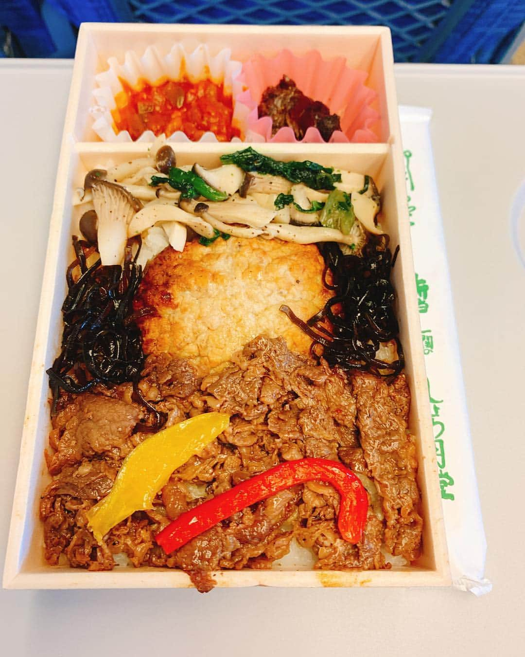 三遊亭とむさんのインスタグラム写真 - (三遊亭とむInstagram)「ひふみ弁当  東京駅1350円  最近話題のブランド肉 門崎熟成肉を使ったこちらの駅弁！ 焼肉にハンバーグにスジ煮込みと肉づくし！  こだわり抜いたお肉だけあって 一口目に美味いっ 二口目にうんうん本当に美味いっ 三口目になんだこれっ手が止まらないぞウメェー  と言った感じでした！ 他の弁当にはないラタトゥイユなど洋食仕立ても面白いです。  しいてリクエストをするとすれば 予算の関係もあったのでしょうが パッケージデザインと容器などを改良して 目でも旅を楽しめるつくりにしたらさらに良い気がします。  中身は相当クオリティー高いです！  岩手県のお弁当屋さんが作られただけに  駅弁界の一関！ いや一位の席 狙えます！  90点  #駅弁 #駅弁コンシェルジュ #落語家 #ひふみ弁当 #門崎熟成肉 #格之進 #柳田格之進とは関係ない？ #駅弁評論家 #しょう月堂  #ダジャレ #一関市」4月4日 12時07分 - ekibenman