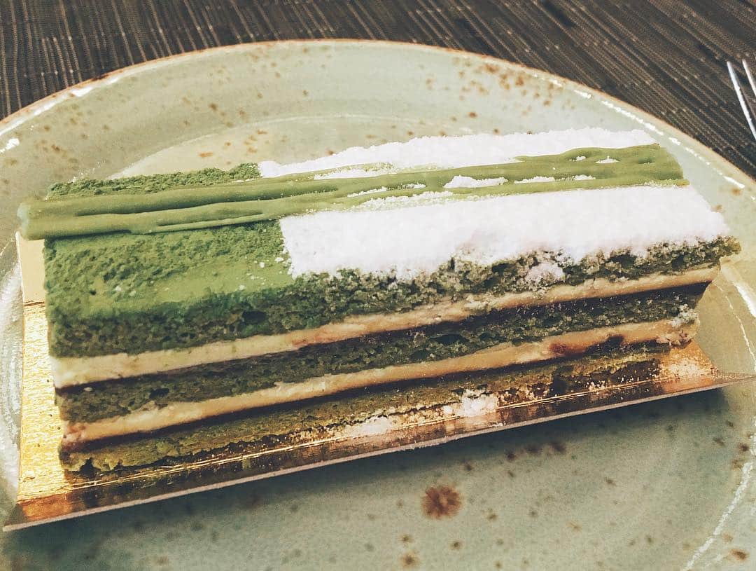 早川茉希さんのインスタグラム写真 - (早川茉希Instagram)「📍Pierrot Gourmet🍰☕️ ・ ずっと行きたかったカフェ😍✨ ケーキが美味しいと聞いていて 気になっていました🍰💕 ・ Green tea yuzuは しっとり甘さ控えめで ランチ後でもペロリでした😋💚 また違うケーキも食べに再訪したい😍  今日は、新しいお友達を 紹介してもらって有り難いな🥺❤️ ・ 明日からいよいよ授業スタートです！🏫 ドキドキ。  短期だけれど、忙しくなりそう。 モチベーション保って頑張ろう👊🏻 ・ #cafe #chicago #lunch #cake #sweets #🍰 #まきカフェ巡りinシカゴ #シカゴ #シカゴ生活 #女子会 #おしゃべりは最高のリフレッシュ #アメリカ暮らし #駐在妻さんと仲良くなりたい」4月4日 12時10分 - maki_hayakawa