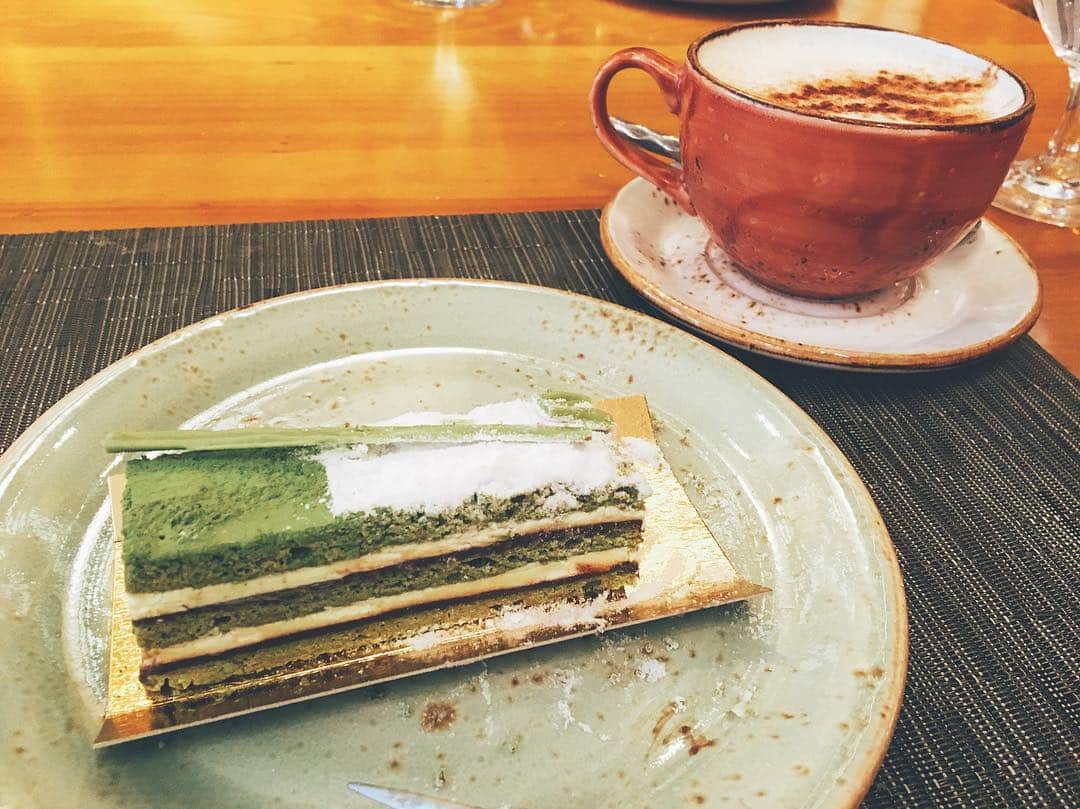 早川茉希さんのインスタグラム写真 - (早川茉希Instagram)「📍Pierrot Gourmet🍰☕️ ・ ずっと行きたかったカフェ😍✨ ケーキが美味しいと聞いていて 気になっていました🍰💕 ・ Green tea yuzuは しっとり甘さ控えめで ランチ後でもペロリでした😋💚 また違うケーキも食べに再訪したい😍  今日は、新しいお友達を 紹介してもらって有り難いな🥺❤️ ・ 明日からいよいよ授業スタートです！🏫 ドキドキ。  短期だけれど、忙しくなりそう。 モチベーション保って頑張ろう👊🏻 ・ #cafe #chicago #lunch #cake #sweets #🍰 #まきカフェ巡りinシカゴ #シカゴ #シカゴ生活 #女子会 #おしゃべりは最高のリフレッシュ #アメリカ暮らし #駐在妻さんと仲良くなりたい」4月4日 12時10分 - maki_hayakawa