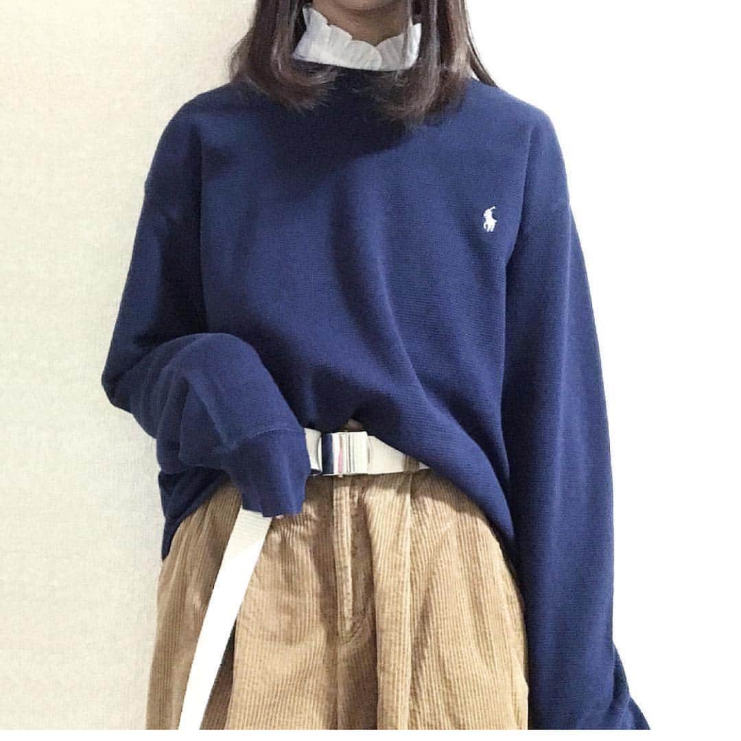 古着女子さんのインスタグラム写真 - (古着女子Instagram)「《🍊ゆるだぼコーデ🍊》ゆるっとしたシルエットのラルフの #スウェット に太ベルトを合わせたメンズライクコーデ💕フリルネック出すことで女の子らしさが出て可愛いですね👏まだ少し肌寒いからコーデュロイパンツも使えるかも☺️﻿ ﻿ Check this→@9090s_ 👖👟 @o0_hitokuchi_ 🐻🌻﻿ ﻿ for boys👉古着男子(@furudann )﻿ ﻿ このコーデが参考になったらいいね👍かコメントください☺️﻿ ﻿ 古着を素敵に着こなしてる女性の方をRepostでご紹介させていただきます🐒写真は全てご本人様に【掲載許諾】をとっております💓﻿ ﻿ @riataso23 さんありがとうございました😊﻿ ﻿ ﻿ #フルジョ#古着#古着女子#今日のコーデ#お洒落さんと繋がりたい#コーデ#古着コーデ#きょコ#ファッションコーデ#古着男子#着回しコーデ#服好きな人と繋がりたい#春コーデ#ゆるコーデ#ガーリーコーデ#ガーリー#レディース古着#スニーカー女子#着画#古着mix#古着好き#韓国コーデ#メンズライク#古着ファッション #スウェットプルオーバー #だぼだぼコーデ #ゆるコーデ #スウェットコーデ」4月4日 12時13分 - furuzyo