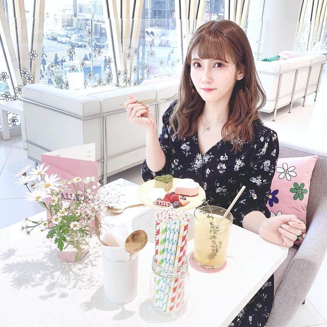 五十嵐茉優さんのインスタグラム写真 - (五十嵐茉優Instagram)「ㅤ 4月6日から6月30日まで期間限定でopenする Bally Cafeに一足先に行ってきました🍴🌸 ㅤ 洗練された白とピンクが基調のカフェで ほんとに可愛かった〜🥺✨ ㅤ 私はイチゴとピスタチオのムースケーキを 頂いたのですが美味しいし可愛いしの渋滞🍴💭 机の上のお花も素敵で絶対また来ようと思ったカフェ！  青山テルマさんとのコラボ商品も置いてあって すごく素敵だったよ(´～`)♡ コラボ商品はオンラインでも買えるみたい！ 　ㅤ 〜4月12日(金)まで限定で #BALLYCAFE を つけてSNSに投稿するとドリンク1杯無料になるみたいだよ〜！ ㅤ @bally #BALLYxTHELMA #バリーカフェ #Bally #PR #ginza #銀座カフェ #銀座スイーツ #東京カフェ #カフェスタグラム #hungryintokyo #かわ育」4月4日 12時13分 - mau08us