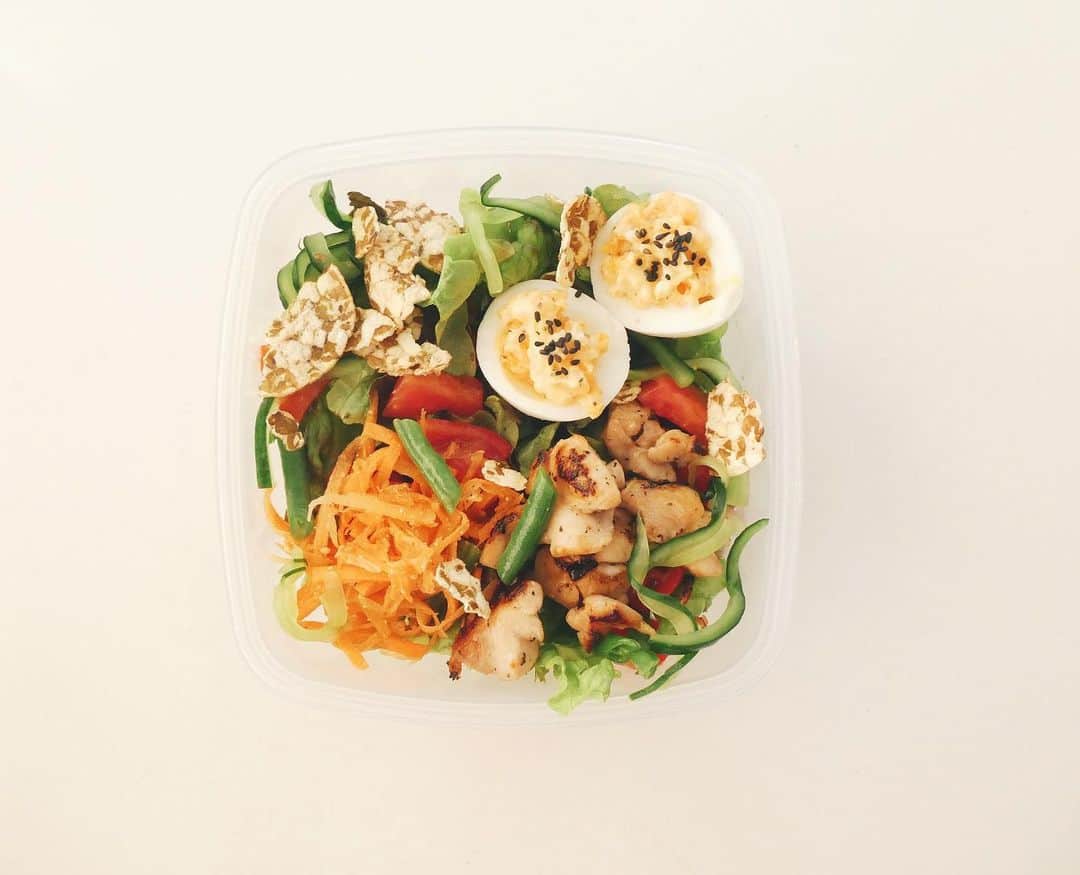 Risako Yamamotoさんのインスタグラム写真 - (Risako YamamotoInstagram)「Grilled chiken salad🐣🍅🌿🥕🥣 ・ ・ 今日のランチ♡ ・ #お弁当 #salad #サラダ #サラダランチ #slohasholic #bpafree  #bpaフリー #sistema #sistemaplastics #glutenfree  #グルテンフリー  #superfood #スーパーフード #healthylifestyle #eatclean #わっちのサラダ #wacchiskitchen」4月4日 12時17分 - risako_yamamoto
