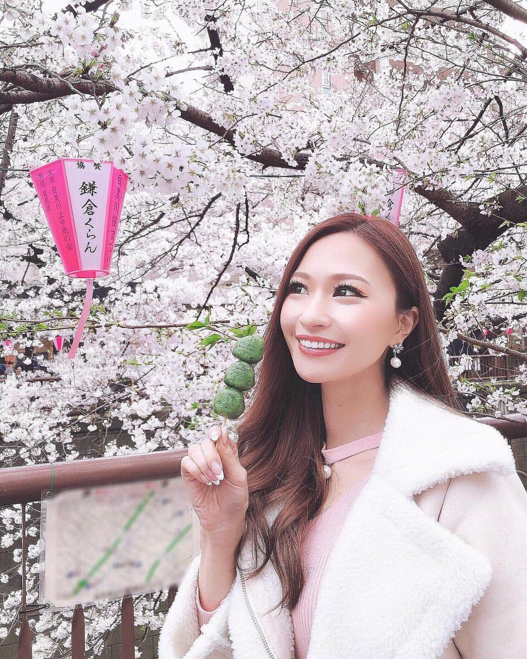 二重の女神 まあささんのインスタグラム写真 - (二重の女神 まあさInstagram)「.﻿ 桜🌸ばっかの写真でsorry ( •∀︎•` )﻿ ﻿ 今日は起きたら家出る1時間前で﻿ ひさびさにビックリした朝だった🙄﻿ ﻿ 体調良くない時って﻿ なんでこんなに寝れるんだろ🤣🌀﻿ ﻿ ﻿ #﻿spring #cherryblossom #cherryblossomtree #sakura #instapic #hanami #nakameguro #nakameguroriver #2019春 #花見 #お花見 #桜 #目黒川 #中目黒 #目黒川の桜 #お散歩 #桜並木 #よもぎ団子 🍡」4月4日 12時18分 - maasa.05