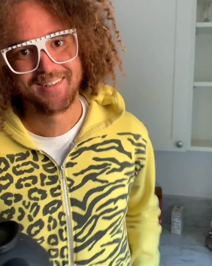 レッドフーのインスタグラム：「OAT-MY-GOD @almondcow #goVeganBitch」