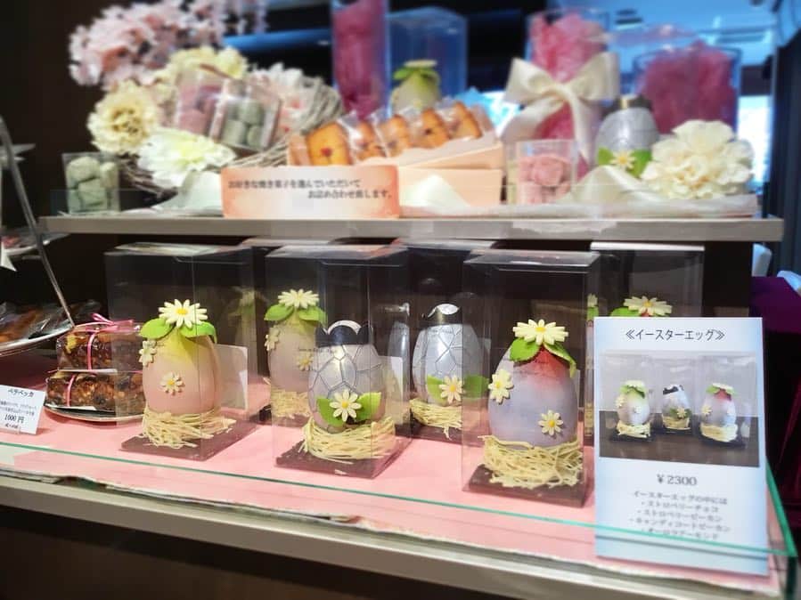Salon de Royal Kyotoさんのインスタグラム写真 - (Salon de Royal KyotoInstagram)「. . こんにちは サロンドロワイヤル京都でございます。 . . 『イースターエッグ🥚』の紹介を致します！🌼 . イースターエッグの中には、 •ストロベリーピーカンナッツ •ストロベリーチョコ •キャンディーコートピーカンナッツ •オーロラアーモンド が入っており、沢山の種類のお味が楽しめます。🍫✨ . . もちろん卵の部分も食べて頂けますので、満足感のある商品となっております。 今年のイースターは4月21日となっております！ ヨーロッパでは、ウサギがチョコレートでできた卵を庭に運んで来るという言い伝えがあるそうです🥚🐇 イースターエッグは数に限りがございますので是非お買い求めくださいませ！ . #サロンドロワイヤル京都#サロンドロワイヤル #京都#京都スイーツ#ボンボンショコラ#京都カフェ#チョコレートショップ#ショコラトリー#パティスリー#cake#sweet#チョコレート#チョコ#ショコラ#chocolate#chocolatier#salonderoyal#kyoto#japan#イースター#イースターエッグ#復活祭#4月21日#ピーカンナッツ#いちご#strawberry#オーロラアーモンド#ストロベリーピーカンナッツ#ストロベリーチョコ#キャンディーコートピーカンナッツ」4月4日 12時22分 - salon_de_royal_kyoto