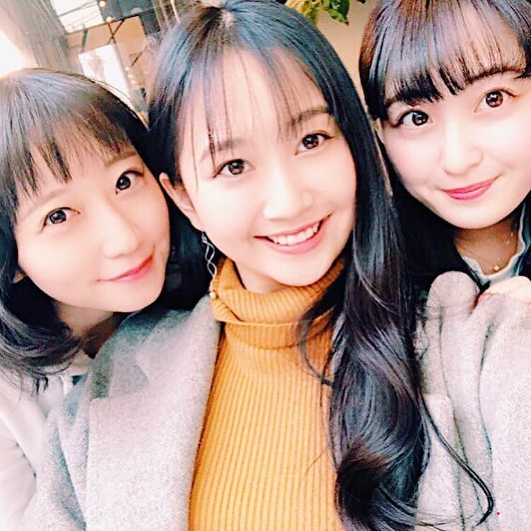 のインスタグラム：「. . ちょうどお昼時なのでランチ撮った集合写真から🥰🥰笑 最近妹が増えまして、たのしいです💓ww 表参道「PARIYA」 現場とかでパリヤのお弁当は食べたことあったんだけど、お店はいつも大人気で混み混みだから始めてでした❣️ 玄米があったり、野菜中心のデリがいーっぱいで選ぶのだけでもすごく迷ってしまいました😆🙌 どれも美味しくてお腹パンパンになったよー！！特に私は“豚肉とキャベツ炒め”“春雨のサラダ”が好きでした💓ちゃんとした名前ど忘れです😭🙏 おしゃれカフェだからか女子率が高いんだけど、ボリューム満点だし、スープとドリンクは飲み放題なので意外と男子にもオススメです😚💕💕 . . #青山 #表参道 #pariya  #野菜たっぷり #ボリューム満点 #スイーツ #カフェ  #デリ #玄米 #サラダ #お惣菜 #brownrice #salad  #イートイン #テイクアウト #お弁当 #takeaway  #お昼ごはん #ランチ #lunch  #ふーみん食べ歩き #食べ歩き  #グルメ #グルメ女子 #お昼ご飯 #おしゃれ #定食  #delikatessen #deli #sweet .」