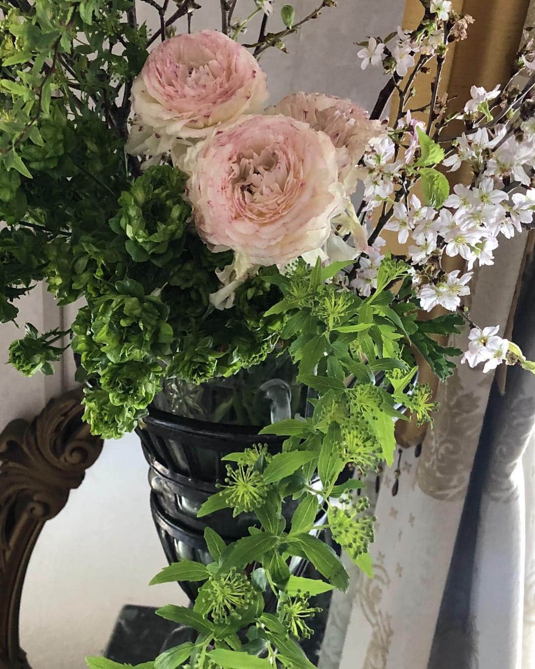 紫吹淳さんのインスタグラム写真 - (紫吹淳Instagram)「今週のお花です…」4月4日 12時24分 - jun_shibuki_official