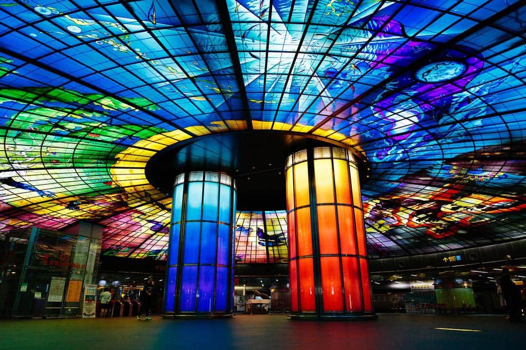 Skyticket.jpさんのインスタグラム写真 - (Skyticket.jpInstagram)「【#美麗島駅 #高雄 #台湾】  世界で最も美しい地下鉄の駅ランキング2位にも選ばれた美麗島駅（びれいとうえき） ドイツで製作された直径30ｍに及ぶ巨大なステンドグラス「Dome of Light」の美しさに、思わず立ち尽くしてしまいます。光のショーも行われているので、ぜひ高雄を旅する際は、立ち寄ってみてください。  Bireijima Station, which was also ranked second in the world's most beautiful subway station rankings The beauty of the huge stained glass "Dome of Light", which is 30m in diameter, manufactured in Germany, will stand on its own. A light show is also held, so please stop by when traveling to Kaohsiung. ・ ハッシュタグ #スカイチケット○○ガイド で今度訪れる旅行地名を入れて検索すると絶景写真に出会えます ・ ▼旅先の絶景やおすすめ写真を大募集📷 #skyticket を付けて投稿してね🌈 ・ (credit　pixta) スカイチケット観光ガイドでは、さらに詳しくご紹介しています。プロフィールTOPのURLからご覧ください。 ・」4月4日 12時28分 - skyticket.jp