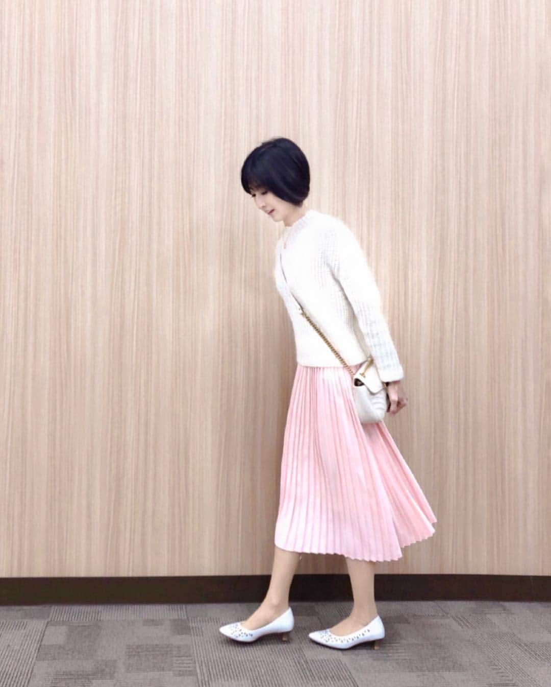 土屋香織さんのインスタグラム写真 - (土屋香織Instagram)「❁. ootd🌸 More details will be on blog. . Knit.  @spickandspan_jp  Skirt.  @mode_robe_official  Shoes.  @rakuchin_kirei_official  Bag.  @gucci  Bag for 👧🏻 @samantha.thavasa_official . . . #ヴェリココ の靴歩きやすい♡ . . #春コーデ #桜色 #🌸 .」4月4日 12時28分 - kaorintsuchiya