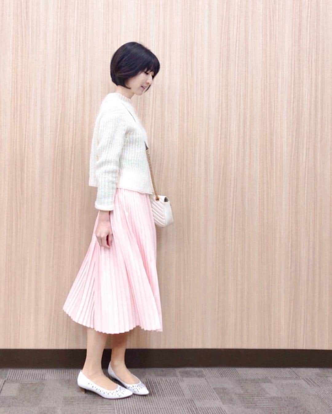 土屋香織さんのインスタグラム写真 - (土屋香織Instagram)「❁. ootd🌸 More details will be on blog. . Knit.  @spickandspan_jp  Skirt.  @mode_robe_official  Shoes.  @rakuchin_kirei_official  Bag.  @gucci  Bag for 👧🏻 @samantha.thavasa_official . . . #ヴェリココ の靴歩きやすい♡ . . #春コーデ #桜色 #🌸 .」4月4日 12時28分 - kaorintsuchiya