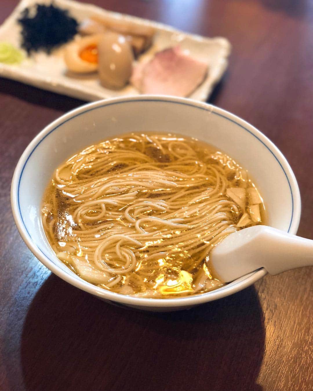 のインスタグラム：「ランチラで、富山県氷見『貪瞋癡(トンジンチ)』で、「氷見産 煮干ラーメン」。﻿ こんなにきれいな煮干のラーメンスープ、飲んだことない！！！﻿ ポキポキ麺もかなり好み！！！﻿ チャーシュー、味玉、メンマ、青海苔、具も最高！！！﻿ めちゃくちゃ美味しかった！！！！！﻿ 連れて来てくれた博史くん、ありがとう！﻿ ﻿ #貪瞋癡 #氷見ラーメン #具義ラーメン2019」