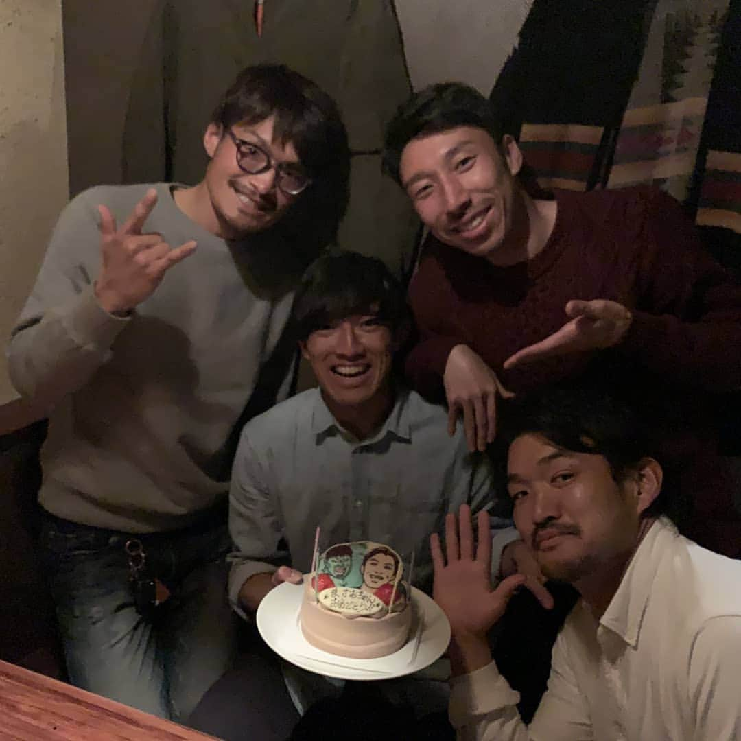 福田俊介さんのインスタグラム写真 - (福田俊介Instagram)「まさお遅くなったけど誕生日おめでとう！！ #辻正男  #法政大学サッカー部同級生 #10年ぶりに同じチーム #ｻﾞｽﾊﾟｸｻﾂ群馬  #渡辺広大  #舩津徹也  #福田俊介」4月4日 12時32分 - shunsukefukuda28