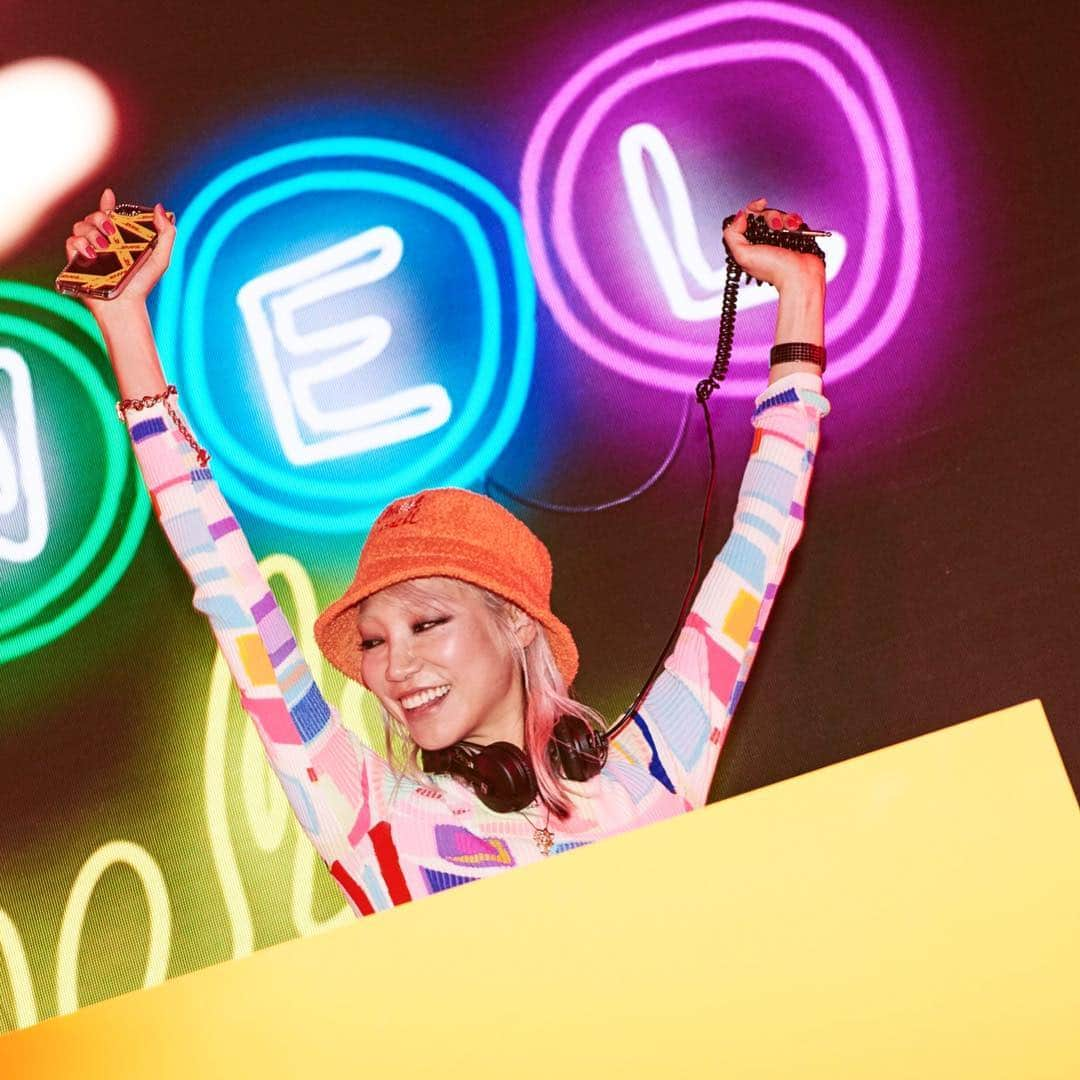 パク ・スジュさんのインスタグラム写真 - (パク ・スジュInstagram)「🙋🏼‍♀️ Do u wanna listen to my DJ sets, like the one from the @chanelofficial x @pharrell party? Leave a comment if yes! -  제가 직접 믹싱한 디제잉 세트들 들어 보시고 싶으신 분들 풋쵸핸섭 🙋🏼‍♀️ 코멘트를 아래 달아 주세요!」4月4日 12時32分 - soojoo