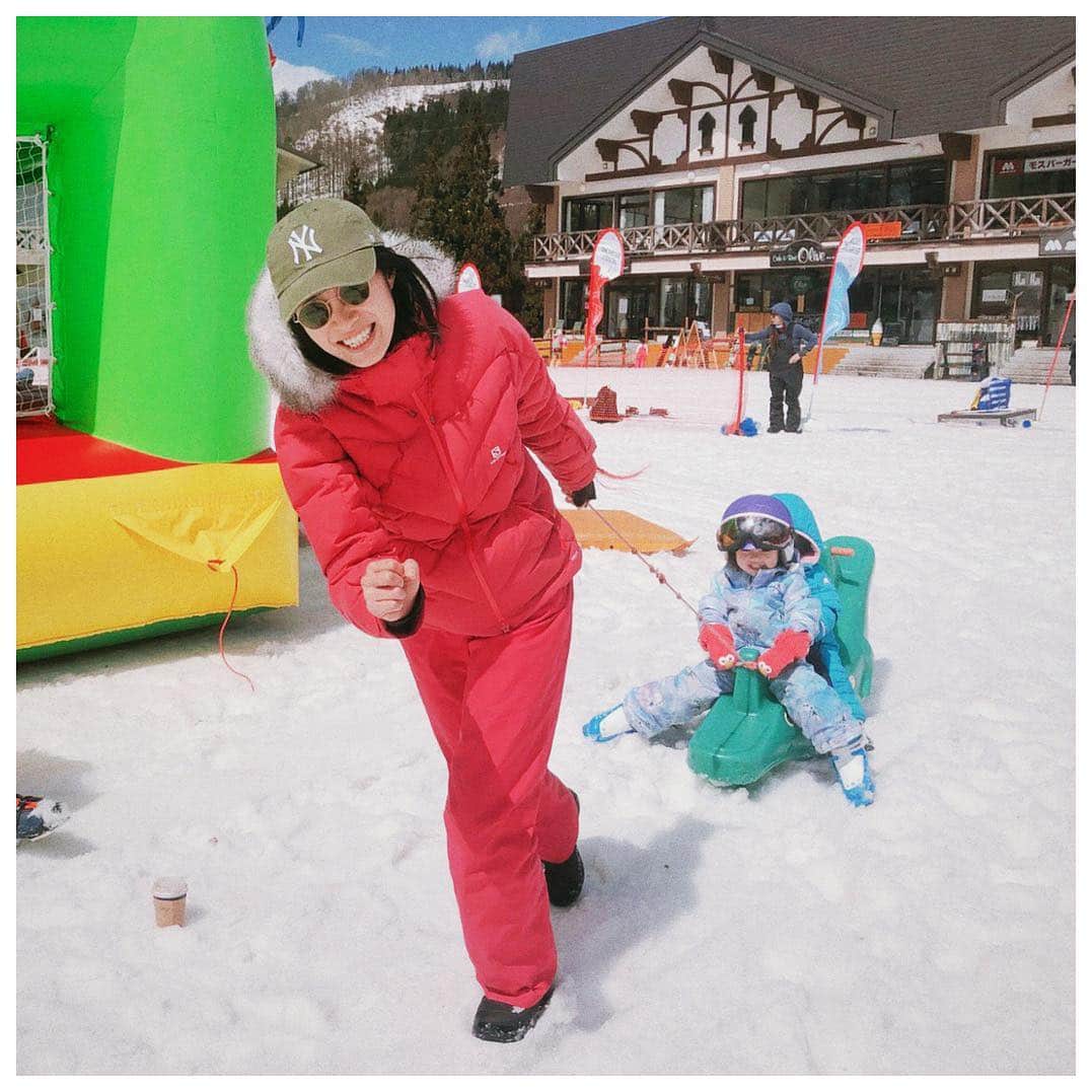 板井麻衣子さんのインスタグラム写真 - (板井麻衣子Instagram)「. 友人が、私の頑張りを記録してくれていました笑。 →→スワイプどうぞ→→ 晴れの雪山はこの上なく気持ちいい！子どもも大人も揉みくちゃ(^^) . #野沢温泉スキー場#ski」4月4日 18時10分 - maikorophone