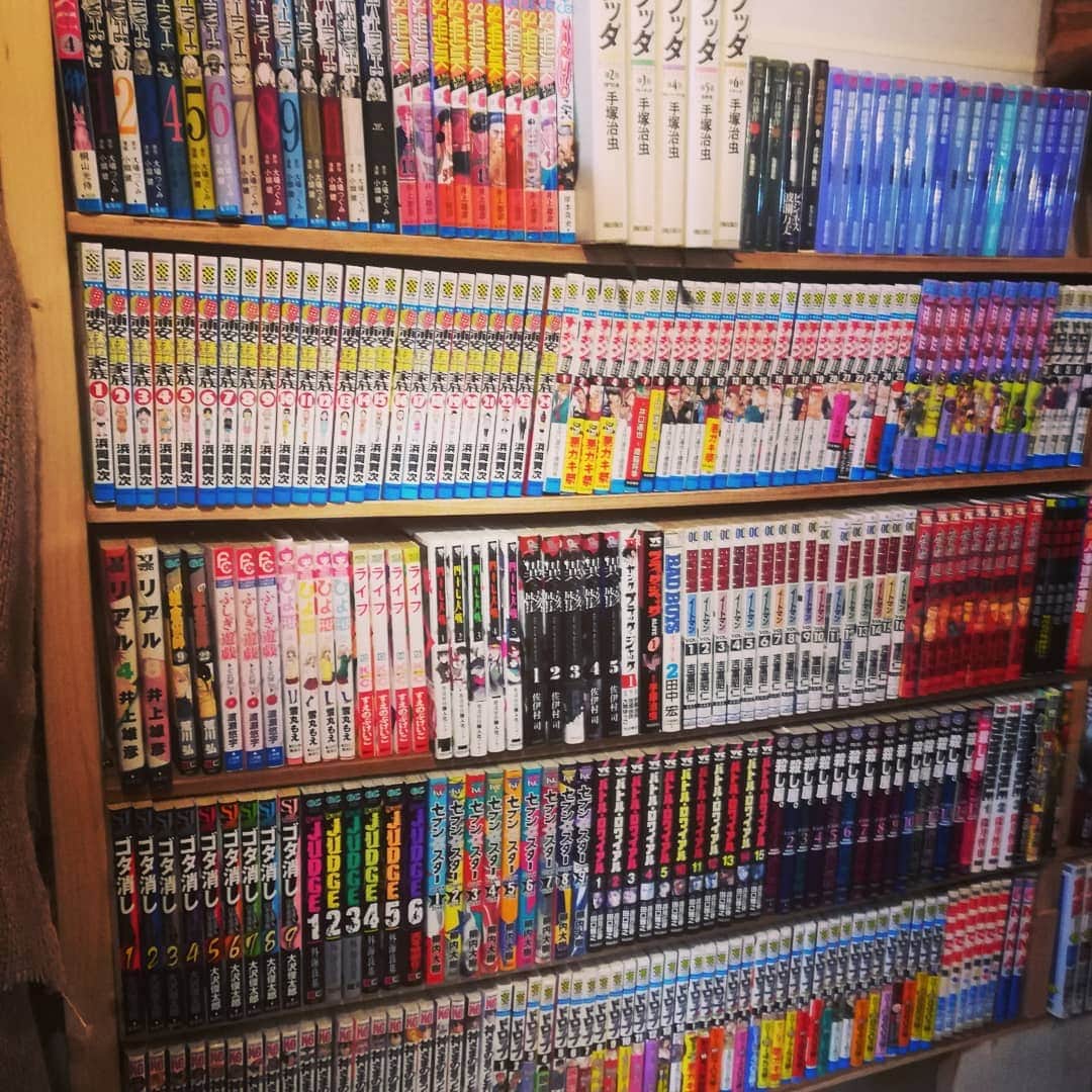 桑原淳さんのインスタグラム写真 - (桑原淳Instagram)「遊べる居酒屋俺っちに漫画クッキングパパを寄付していただきました…！ ありがたい限りです。  富士吉田地域には漫画喫茶がないので、そんな感じのを目指してます。  漫画くれたら飲食代割引とかも計画中です。  もし眠っている漫画があればぜひ…！」4月4日 18時10分 - juuuuuuuun
