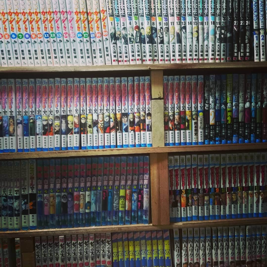 桑原淳さんのインスタグラム写真 - (桑原淳Instagram)「遊べる居酒屋俺っちに漫画クッキングパパを寄付していただきました…！ ありがたい限りです。  富士吉田地域には漫画喫茶がないので、そんな感じのを目指してます。  漫画くれたら飲食代割引とかも計画中です。  もし眠っている漫画があればぜひ…！」4月4日 18時10分 - juuuuuuuun