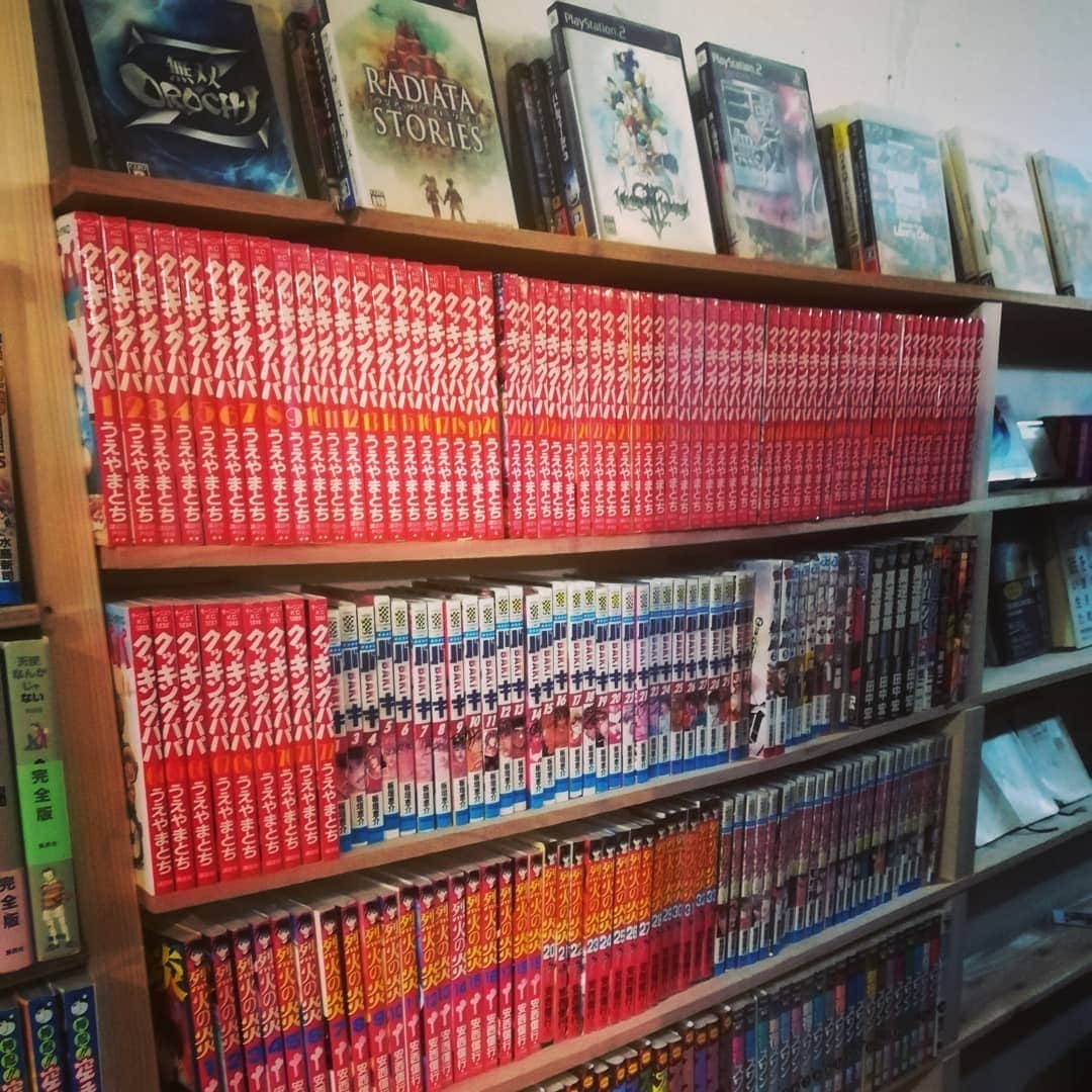 桑原淳さんのインスタグラム写真 - (桑原淳Instagram)「遊べる居酒屋俺っちに漫画クッキングパパを寄付していただきました…！ ありがたい限りです。  富士吉田地域には漫画喫茶がないので、そんな感じのを目指してます。  漫画くれたら飲食代割引とかも計画中です。  もし眠っている漫画があればぜひ…！」4月4日 18時10分 - juuuuuuuun