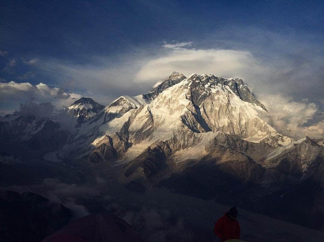 ナショナルジオグラフィックさんのインスタグラム写真 - (ナショナルジオグラフィックInstagram)「Photo by @renan_ozturk | Last light creeping over the highest point on Earth. Join me @renan_ozturk in the coming months for more images from the roof of the world #everest #khumbu #sherpa」4月4日 18時02分 - natgeo