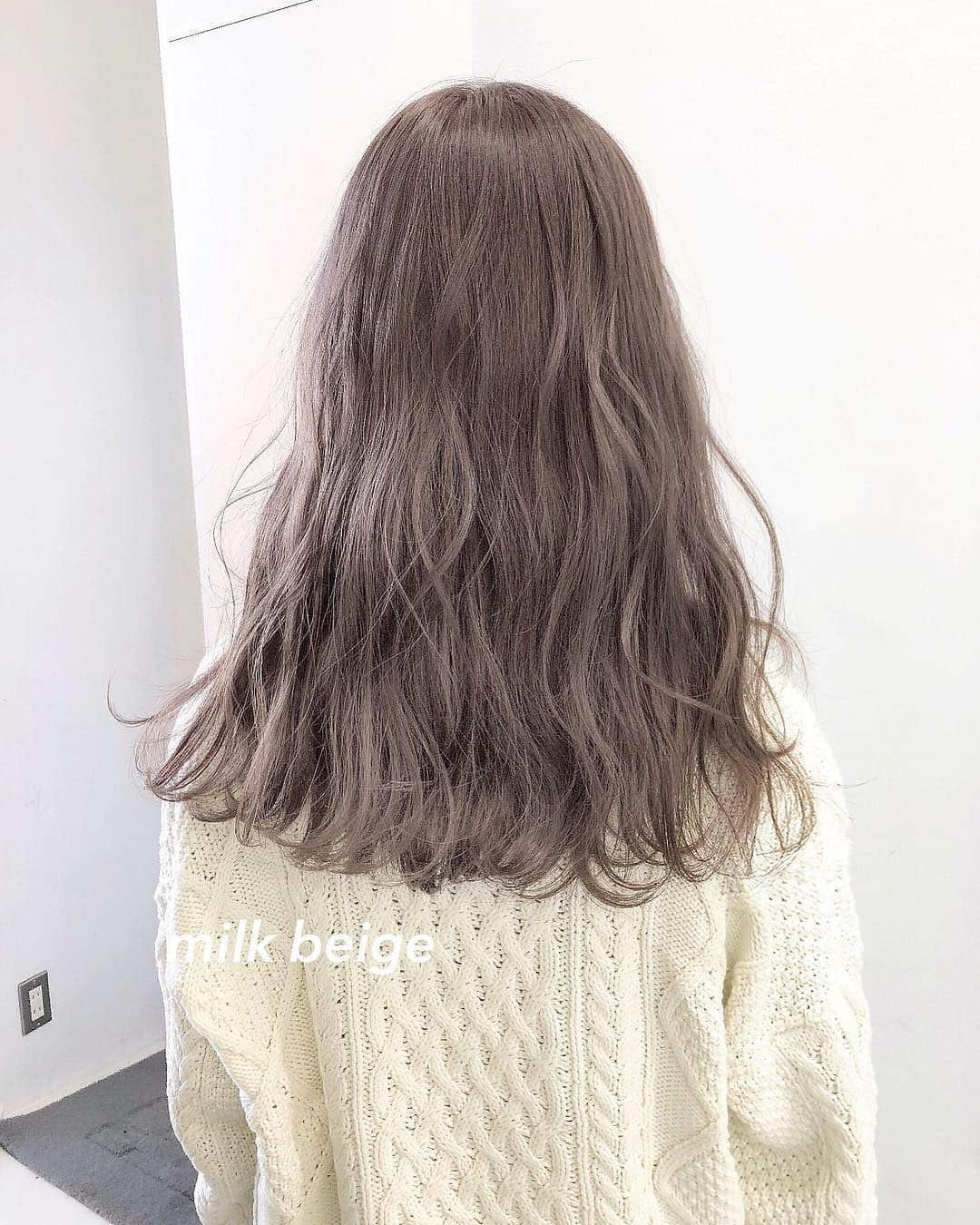 ALIVEさんのインスタグラム写真 - (ALIVEInstagram)「. . ❤︎ milk beige ❤︎ . 1〜2bleach . .  ピンク味のあるラベンダーを混ぜた 柔らかいミルクベージュ🥛♡ . ブリーチはオレンジ味の少ない黄色味ベースまで抜けると◎ . . . . ブリーチをすると透明感や色味の入り方、 雰囲気も全然変わるので、今の髪色に飽きてしまった方にとってもオススメです💕 . . 全頭ブリーチは頭皮が弱い方でもしみにくいよう、 根元にべったりつけず、ムラのない塗布の仕方をしています！ . . . . ダブルカラーやハイライトなど ブリーチを使ったカラー♡ 柔らかくガーリーで透明感のあるスタイルにしたい方♡ 〰️〰️ ぜひお任せ下さい💐 . . ホットペッパー、お電話からも ご予約お受けできます✉︎ お気軽にDMでご相談ください♡ . . . ALIVE kichijoji . 〒180-0004  東京都武蔵野市吉祥寺本町1-10-5 吉祥寺公園通りビル6F  吉祥寺駅北口より徒歩5分 . ☎︎ 0422275410 . . #hair#haircolor#アレンジ#外国人風#外国人風カラー#波ウェーブ#ダブルカラー#グラデーションカラー#ハイライトカラー#デザインカラー#アディクシー#アディクシーカラー#イルミナ#イルミナカラー#シースルーカラー#グレージュ#ベージュ#ミルクベージュ#ショコラベージュ#卒業式#卒業式カラー#春カラー#透明感カラー#ケアブリーチ#成人式#ALIVE吉祥寺#吉祥寺#原宿#表参道#美容学生」4月4日 18時04分 - alivehair