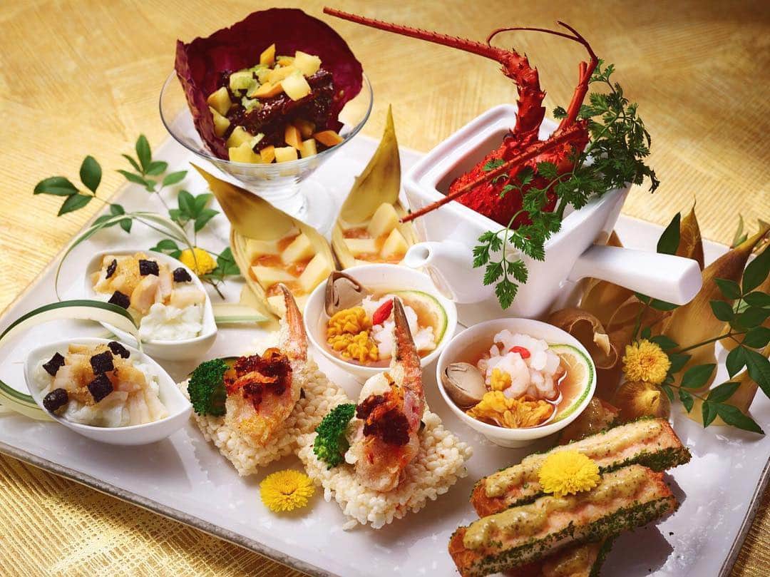 Conrad Tokyoのインスタグラム：「ゴールデンウィーク限定で家族で楽しめるシェフのオリジナリティあふれるお料理を一皿で表現した「ファミリープレート」をご用意いたします。窓の外に広がる東京ベイエリアの眺望とともに、料理長アルバート・ツェの世界をお楽しみください。 http://ow.ly/DV4o30ojUrJ Family Plate available during golden week at China Blue. #コンラッド東京 #ホテル #汐留 #東京 #日本 #チャイナブルー #グルメ #中国料理 #中華 #ゴールデンウィーク #GW  #ConradTokyo #StayInspired #Conrad #hotel #Tokyo #Japan #chinablue #dinner #Chinese #goldenweek #东京康莱德酒店 #콘래드도쿄」