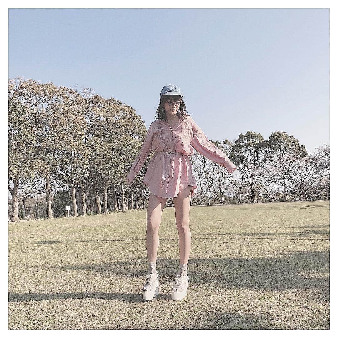 清家麻里奈のインスタグラム：「今日まで遅めの短い春休み中🌸お花見行ってきたそんな日のコーデ💗デニムお帽子とピンクシャツワンピとサングラスはsnidelでデニムショートパンツ(見えてないが、、)はmoussy✨  #花見 #お花見 #桜 #code #コーデ #fashion #スナイデル #snidel #moussy #マウジー #ピンク #シャツワンピース #シャツワンピ」