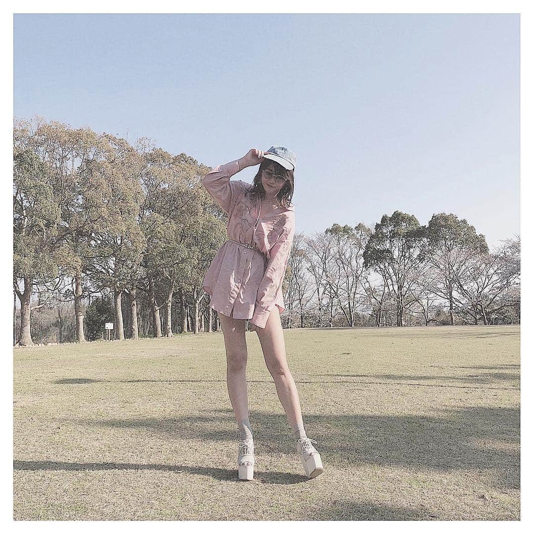 清家麻里奈さんのインスタグラム写真 - (清家麻里奈Instagram)「今日まで遅めの短い春休み中🌸お花見行ってきたそんな日のコーデ💗デニムお帽子とピンクシャツワンピとサングラスはsnidelでデニムショートパンツ(見えてないが、、)はmoussy✨  #花見 #お花見 #桜 #code #コーデ #fashion #スナイデル #snidel #moussy #マウジー #ピンク #シャツワンピース #シャツワンピ」4月4日 18時08分 - marinas20819
