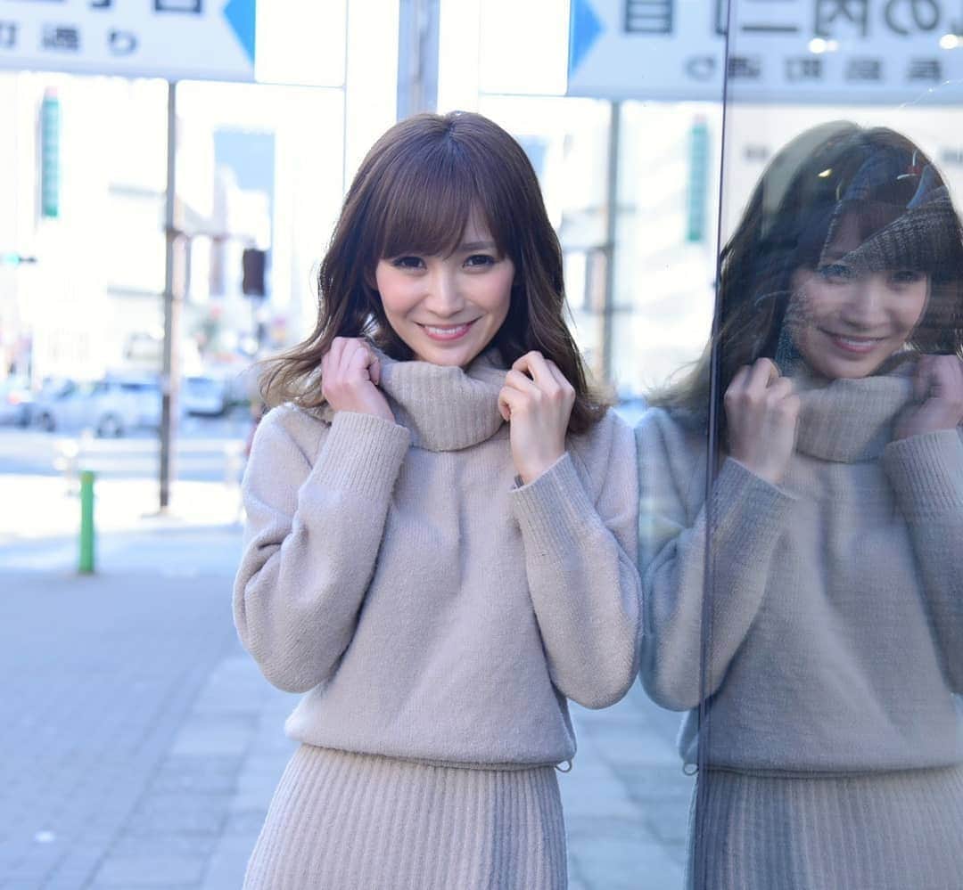 のインスタグラム：「【令和】 平成産まれな私は平成が終わるのはちょっと寂しいですが令和の時代も日本が平和で幸せな時代になるといいです♡  2月になりますが  #シュワルツコフ さんで カラーモデル⭐️ シャンプー、トリートメント、ヘアオイル全部良すぎて愛用中♡  #シュワルツコフ #ヘアカラー #カラーモデル #ヘアオイル #令和 #春カラー #美容院 #名古屋」