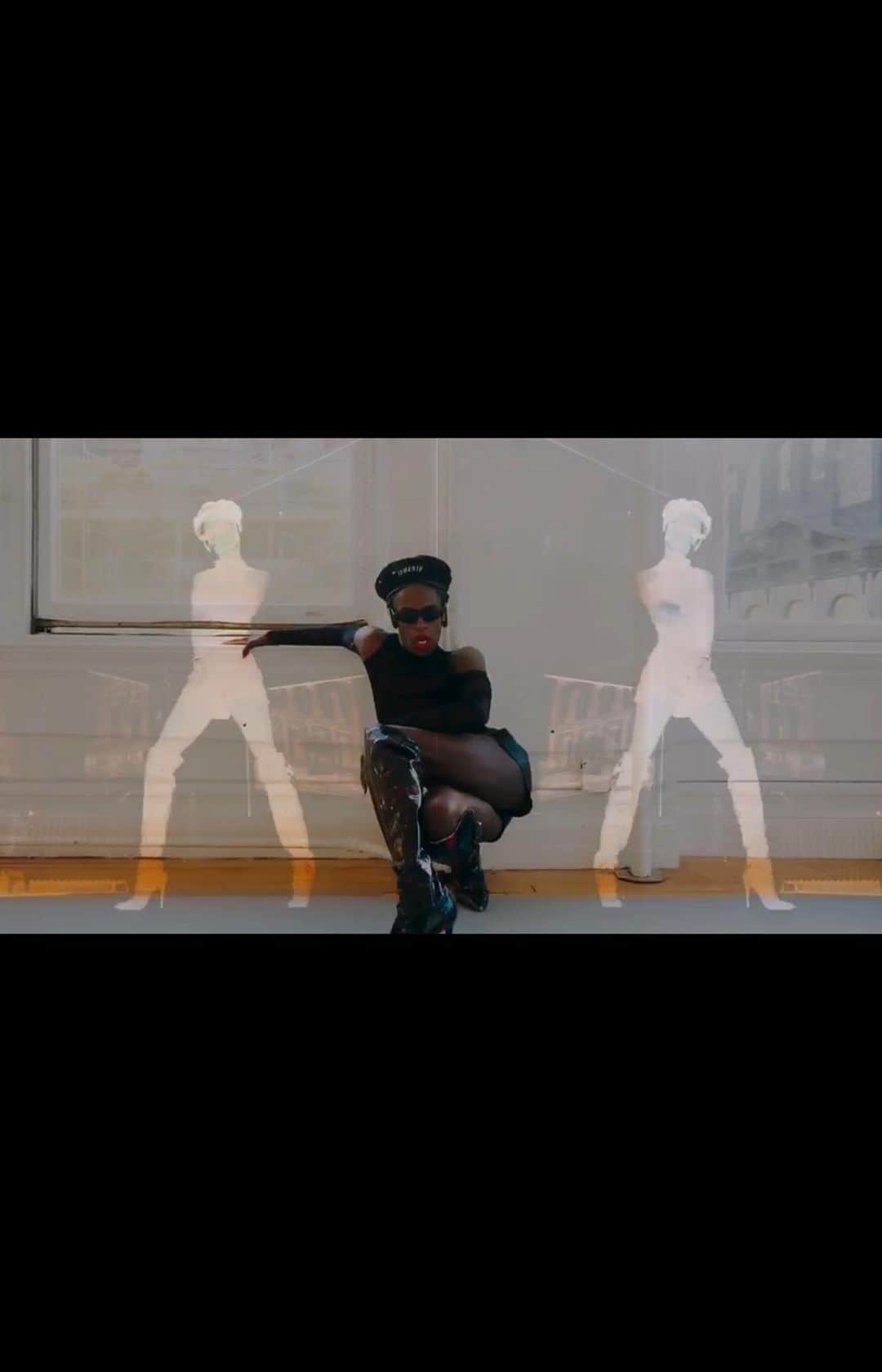 JONTE’のインスタグラム：「Just living my best life to this epic track by the darling duo Vanjess. Enjoy 😘」