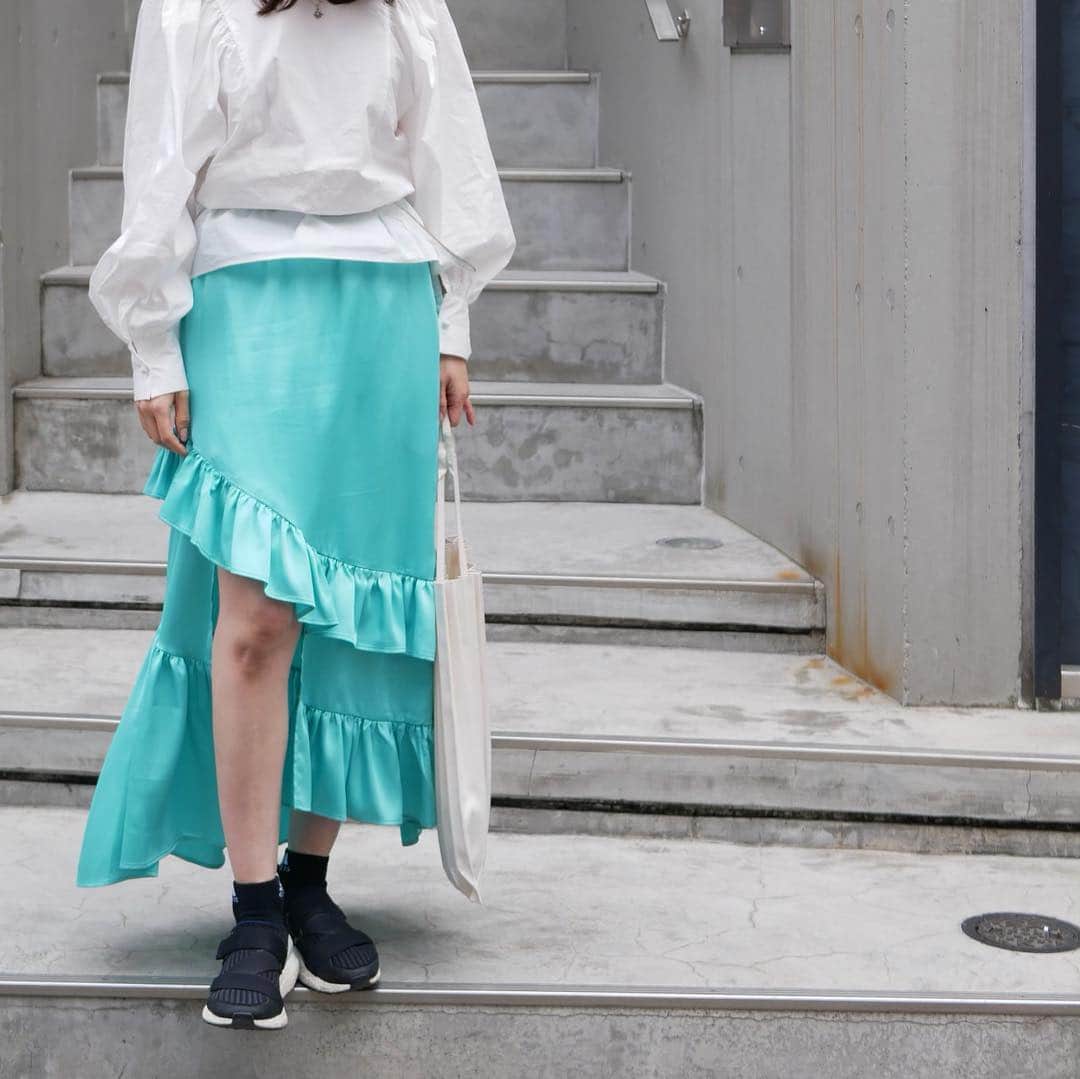 のインスタグラム：「本日よりSPRING FAIR！ 全てのアイテムが10%OFFになります 4日間限定なのでお早目に！  このアシメが可愛いスカートも satin skirt ¥14,000→¥12,600  @honeymihoney_official  @honeymihoney_style  #HONEYMIHONEY」