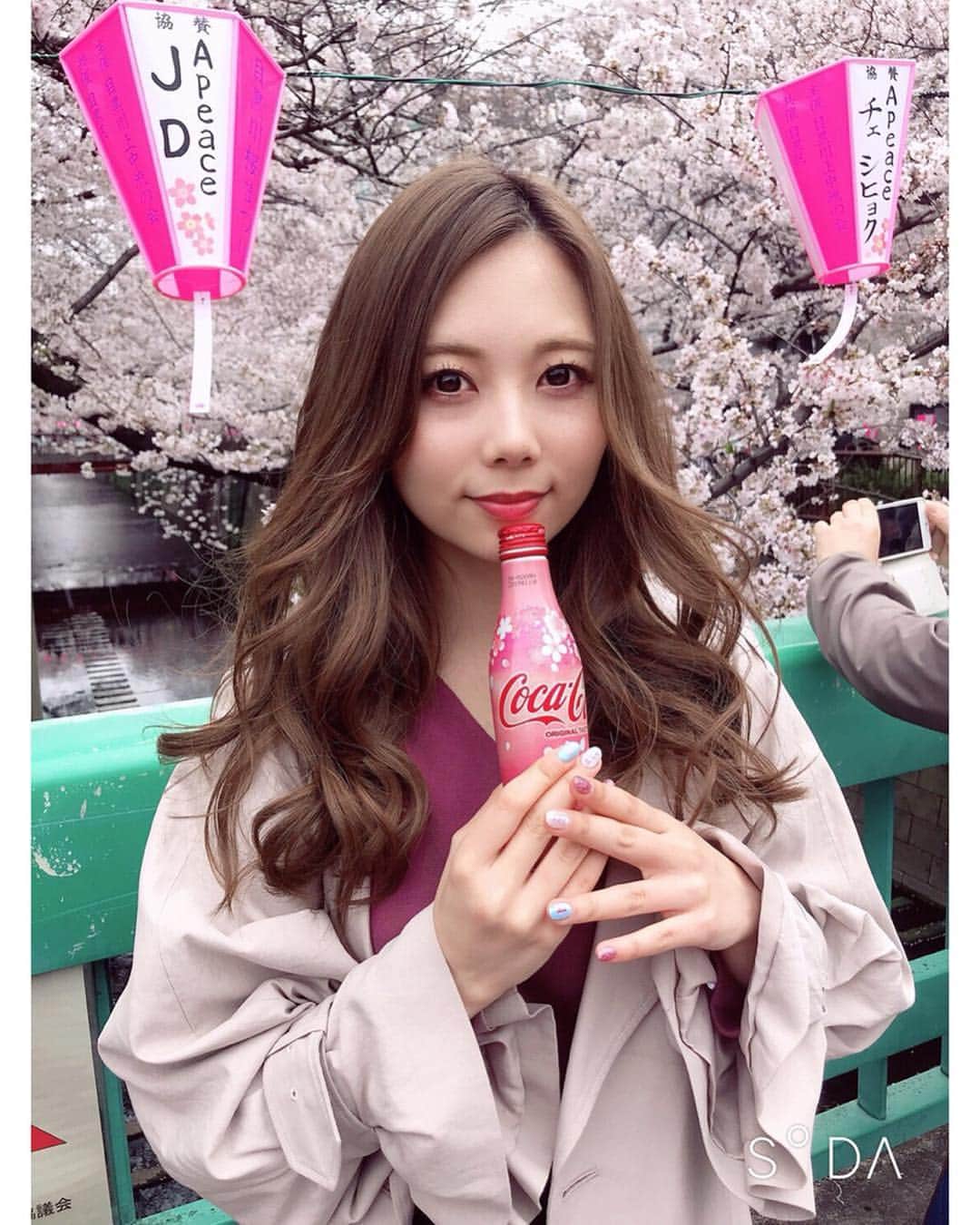 西村季里子のインスタグラム：「・ コーラいつぶりに飲んだんだろう🤔 ってくらいに飲んだけど、 美味しかったし桜柄は映えだった🌸 お花見しながら、飲み食いしながら、 一生しゃべりまくって楽しかった🤭💖 ただまだちょっと寒かったなぁ〜☁️ 青森の実家はまだ雪降ってるらしい☃️ 福岡はあったかいといいなぁ🌈 #お花見#花見#桜#さくら#🌸#中目黒#目黒川 #コーラ#コカコーラ#cocacola #cola #followme#follow」