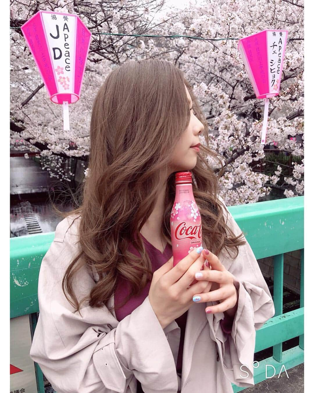 西村季里子さんのインスタグラム写真 - (西村季里子Instagram)「・ コーラいつぶりに飲んだんだろう🤔 ってくらいに飲んだけど、 美味しかったし桜柄は映えだった🌸 お花見しながら、飲み食いしながら、 一生しゃべりまくって楽しかった🤭💖 ただまだちょっと寒かったなぁ〜☁️ 青森の実家はまだ雪降ってるらしい☃️ 福岡はあったかいといいなぁ🌈 #お花見#花見#桜#さくら#🌸#中目黒#目黒川 #コーラ#コカコーラ#cocacola #cola #followme#follow」4月4日 12時44分 - kiriko_nishimura