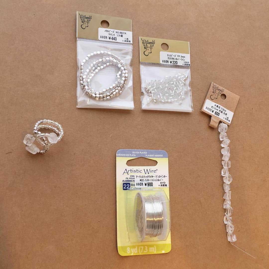 貴和製作所 公式さんのインスタグラム写真 - (貴和製作所 公式Instagram)「【福岡パルコ店 スタッフ作品】 . 今回は大人気の淡水パールと新商品のメタルパーツを使用したアクセサリーのご紹介です🌸 . 淡水パールケシライス1に半貴石サザレクリスタルとホワイトムーンストーンを組み合わせて、イヤリングにしてみました。 クリスタルが透き通り、爽やかさを演出します✨ こちらは透かしパーツを土台にサザレとリーフをレジンで接着しております😀 . . 半貴石ラフカット水晶にメタルビーズとチェコビーズを合わせたリングはカジュアルな服装ととても相性抜群です✨ アーティスティックワイヤー22を使用してビーズを通しているので指のサイズに合わせて作れますよ😌 . 新商品のコンビネーションメタルパーツと淡水パールをメガネ留めしたかんざしはこれからアップスタイルが多くなる時期に人気なアイテム間違いなしです😊 こちらは透かしパーツにカーブをつけてかんざしに入れています。 . 淡水パールは売り切り商品が多数ございますのでお早めにご来店ください。 . . ※スタッフ独自のアレンジ作品のため、レシピや材料表はございません。 ※こちらに頂きましたコメントには返信いたしかねます。ご了承ください。 ※店舗(オンラインショップ含む)により取り扱い商品・入荷時期が異なります。 . #公式貴和製作所福岡パルコ店 #公式貴和製作所スタッフアレンジ #貴和製作所 #淡水パール #春　 #かんざし #リング #イヤリング #手作り #ハンドメイドアクセサリー #handmade」4月4日 12時51分 - kiwaseisakujo