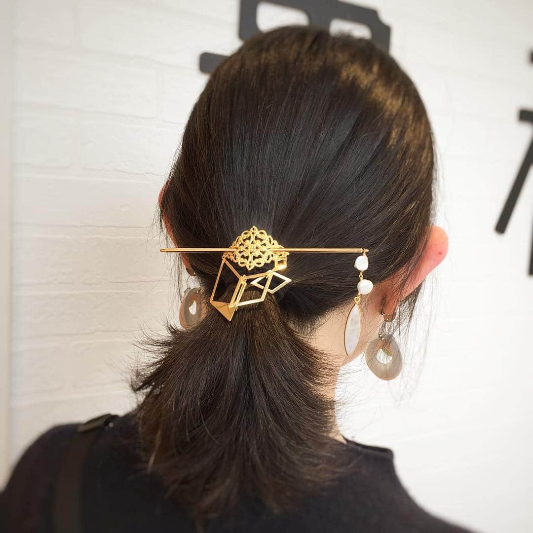 貴和製作所 公式さんのインスタグラム写真 - (貴和製作所 公式Instagram)「【福岡パルコ店 スタッフ作品】 . 今回は大人気の淡水パールと新商品のメタルパーツを使用したアクセサリーのご紹介です🌸 . 淡水パールケシライス1に半貴石サザレクリスタルとホワイトムーンストーンを組み合わせて、イヤリングにしてみました。 クリスタルが透き通り、爽やかさを演出します✨ こちらは透かしパーツを土台にサザレとリーフをレジンで接着しております😀 . . 半貴石ラフカット水晶にメタルビーズとチェコビーズを合わせたリングはカジュアルな服装ととても相性抜群です✨ アーティスティックワイヤー22を使用してビーズを通しているので指のサイズに合わせて作れますよ😌 . 新商品のコンビネーションメタルパーツと淡水パールをメガネ留めしたかんざしはこれからアップスタイルが多くなる時期に人気なアイテム間違いなしです😊 こちらは透かしパーツにカーブをつけてかんざしに入れています。 . 淡水パールは売り切り商品が多数ございますのでお早めにご来店ください。 . . ※スタッフ独自のアレンジ作品のため、レシピや材料表はございません。 ※こちらに頂きましたコメントには返信いたしかねます。ご了承ください。 ※店舗(オンラインショップ含む)により取り扱い商品・入荷時期が異なります。 . #公式貴和製作所福岡パルコ店 #公式貴和製作所スタッフアレンジ #貴和製作所 #淡水パール #春　 #かんざし #リング #イヤリング #手作り #ハンドメイドアクセサリー #handmade」4月4日 12時51分 - kiwaseisakujo