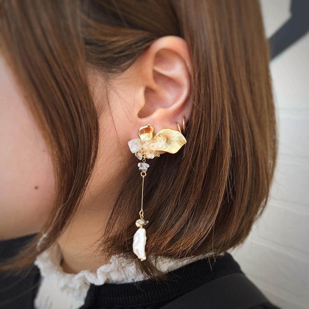 貴和製作所 公式さんのインスタグラム写真 - (貴和製作所 公式Instagram)「【福岡パルコ店 スタッフ作品】 . 今回は大人気の淡水パールと新商品のメタルパーツを使用したアクセサリーのご紹介です🌸 . 淡水パールケシライス1に半貴石サザレクリスタルとホワイトムーンストーンを組み合わせて、イヤリングにしてみました。 クリスタルが透き通り、爽やかさを演出します✨ こちらは透かしパーツを土台にサザレとリーフをレジンで接着しております😀 . . 半貴石ラフカット水晶にメタルビーズとチェコビーズを合わせたリングはカジュアルな服装ととても相性抜群です✨ アーティスティックワイヤー22を使用してビーズを通しているので指のサイズに合わせて作れますよ😌 . 新商品のコンビネーションメタルパーツと淡水パールをメガネ留めしたかんざしはこれからアップスタイルが多くなる時期に人気なアイテム間違いなしです😊 こちらは透かしパーツにカーブをつけてかんざしに入れています。 . 淡水パールは売り切り商品が多数ございますのでお早めにご来店ください。 . . ※スタッフ独自のアレンジ作品のため、レシピや材料表はございません。 ※こちらに頂きましたコメントには返信いたしかねます。ご了承ください。 ※店舗(オンラインショップ含む)により取り扱い商品・入荷時期が異なります。 . #公式貴和製作所福岡パルコ店 #公式貴和製作所スタッフアレンジ #貴和製作所 #淡水パール #春　 #かんざし #リング #イヤリング #手作り #ハンドメイドアクセサリー #handmade」4月4日 12時51分 - kiwaseisakujo
