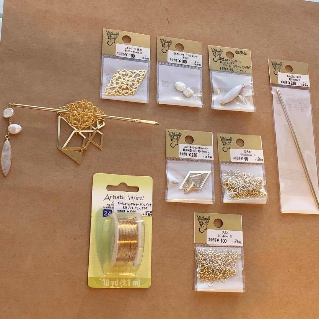 貴和製作所 公式さんのインスタグラム写真 - (貴和製作所 公式Instagram)「【福岡パルコ店 スタッフ作品】 . 今回は大人気の淡水パールと新商品のメタルパーツを使用したアクセサリーのご紹介です🌸 . 淡水パールケシライス1に半貴石サザレクリスタルとホワイトムーンストーンを組み合わせて、イヤリングにしてみました。 クリスタルが透き通り、爽やかさを演出します✨ こちらは透かしパーツを土台にサザレとリーフをレジンで接着しております😀 . . 半貴石ラフカット水晶にメタルビーズとチェコビーズを合わせたリングはカジュアルな服装ととても相性抜群です✨ アーティスティックワイヤー22を使用してビーズを通しているので指のサイズに合わせて作れますよ😌 . 新商品のコンビネーションメタルパーツと淡水パールをメガネ留めしたかんざしはこれからアップスタイルが多くなる時期に人気なアイテム間違いなしです😊 こちらは透かしパーツにカーブをつけてかんざしに入れています。 . 淡水パールは売り切り商品が多数ございますのでお早めにご来店ください。 . . ※スタッフ独自のアレンジ作品のため、レシピや材料表はございません。 ※こちらに頂きましたコメントには返信いたしかねます。ご了承ください。 ※店舗(オンラインショップ含む)により取り扱い商品・入荷時期が異なります。 . #公式貴和製作所福岡パルコ店 #公式貴和製作所スタッフアレンジ #貴和製作所 #淡水パール #春　 #かんざし #リング #イヤリング #手作り #ハンドメイドアクセサリー #handmade」4月4日 12時51分 - kiwaseisakujo