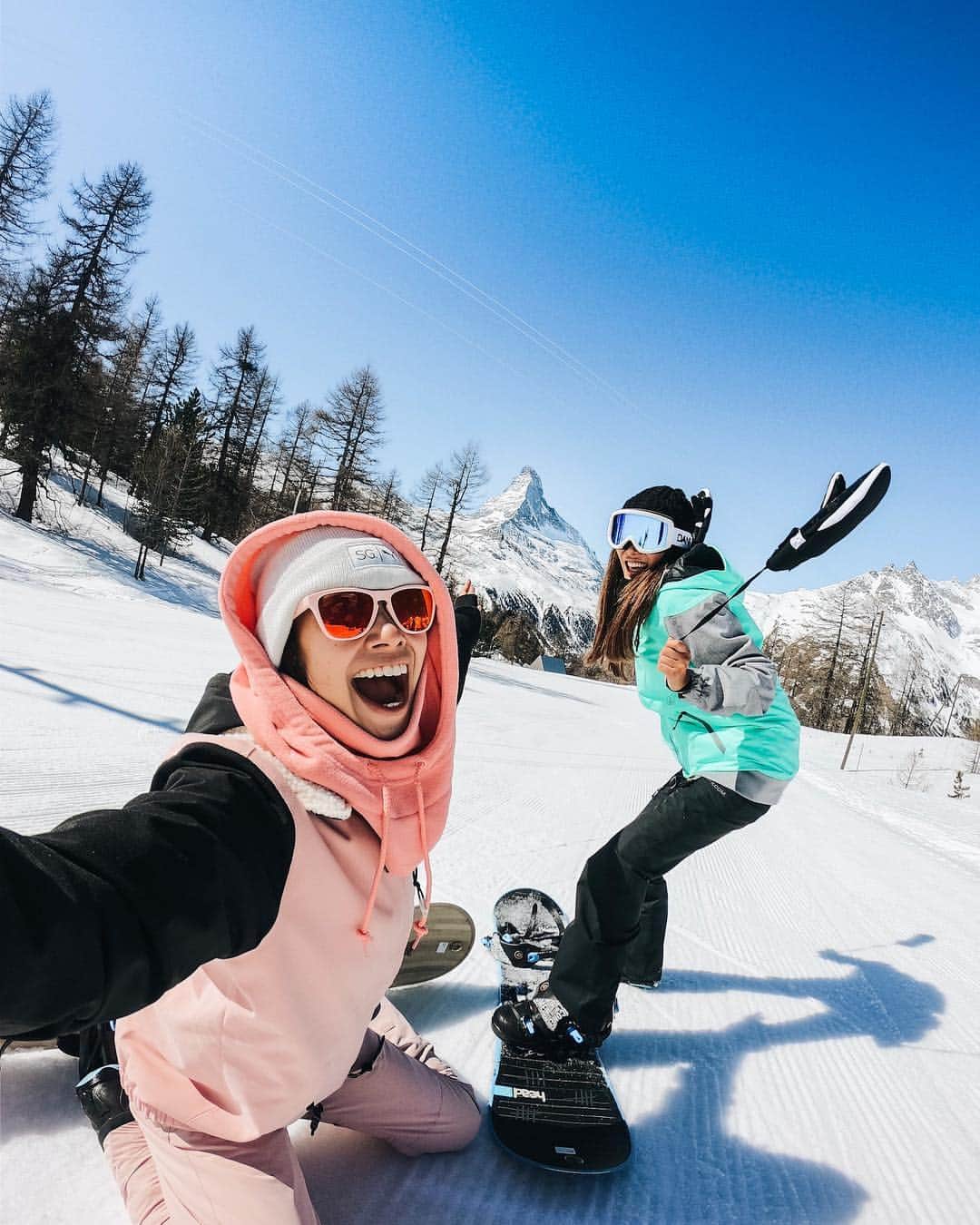 福井仁美さんのインスタグラム写真 - (福井仁美Instagram)「Snow wonderland!!!!!🙈🙈 ・ アルプスのゲレンデは 広くて絶景すぎてひたすら感動‼️‼️ 最高にきもちいいー！！！！ ・ #snow #snowboard #snowboarding #gopro #goprogirl #goprohero7 #goprojp #switzerland #matterhorn #スイス #スノボ #スノーボード #マッターホルン #volcom #dangshades」4月4日 12時54分 - hitton28