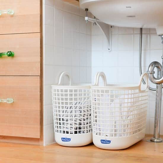 北欧、暮らしの道具店さんのインスタグラム写真 - (北欧、暮らしの道具店Instagram)「毎日のお洗濯のハードルがちょっぴり下がる♪ フレディレックの「ランドリーバスケット」  おすすめは２個使い◎ 色ものと白い衣類を分けたり、すぐに洗えるものと汚れのひどいものを分けたり。  洗濯かごがひとつ増えるだけで、お洗濯って快適になるんだ！と当店スタッフも驚きでした。  使わないときは重ねて置いておけるのも便利なポイント。ひとつ分の大きさと変わらないので、コンパクトに保管ができますよ。 - - - - - - - - - - - -⠀ フレディ・レック ウォッシュサロン/ランドリーバスケット（スリム・ビッグ） ▶お買いものは写真内のタグをタップ！　またはプロフィールのリンクからどうぞ→@hokuoh_kurashi ・⠀ #interior#interiors#homedecor#instahome#homewares#laundry#フレディレック#洗濯#家事#家しごと#ランドリー#バスケット#洋服収納#整理整頓#シンプル#シンプルライフ#暮らしを楽しむ#日々の暮らし#北欧#暮らし#北欧暮らしの道具店」4月4日 12時55分 - hokuoh_kurashi