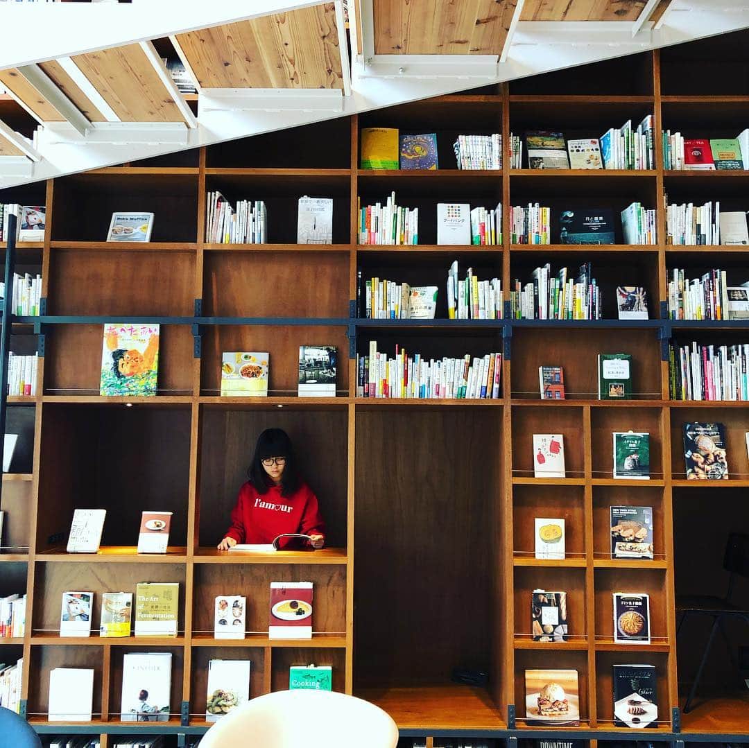 田中杏子さんのインスタグラム写真 - (田中杏子Instagram)「箱根本箱にステイしました。 本に囲まれるっていいですね。  私たちのお部屋のセレクターは 横尾忠則さん。  横尾さんセレクションの本1冊と本棚から2冊、家族が7冊で合計10冊を購入📖  入って右側のブックストアには、私の本も飾ってくださり、、😭お心遣いに感謝でした。  ゆったりとお湯に浸かって本に耽って、楽しい時間でした。🙏🙏 #akotanaka #箱根本箱」4月4日 12時57分 - akoakotanaka