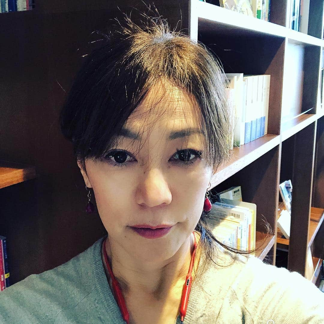 田中杏子さんのインスタグラム写真 - (田中杏子Instagram)「箱根本箱にステイしました。 本に囲まれるっていいですね。  私たちのお部屋のセレクターは 横尾忠則さん。  横尾さんセレクションの本1冊と本棚から2冊、家族が7冊で合計10冊を購入📖  入って右側のブックストアには、私の本も飾ってくださり、、😭お心遣いに感謝でした。  ゆったりとお湯に浸かって本に耽って、楽しい時間でした。🙏🙏 #akotanaka #箱根本箱」4月4日 12時57分 - akoakotanaka