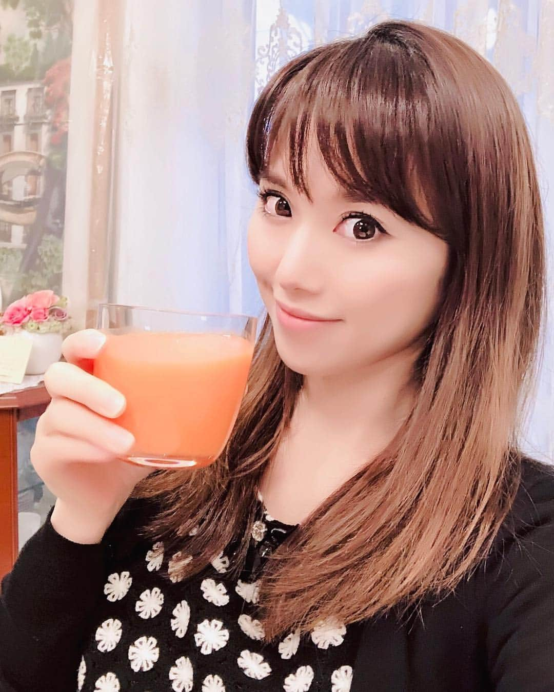 若月彩子のインスタグラム：「人参&せとか🍊のコールドプレスジュース🥕体調がいい🎵 #人参ジュース#コールドプレスジュース#デトックス#酵素ドリンク#手作りジュース#無農薬野菜#オーガニック#身体にいいもの#健康おたく#体調が良い#若月彩子」