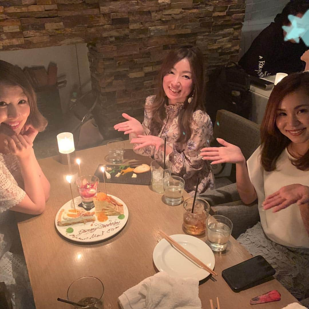 梅野舞さんのインスタグラム写真 - (梅野舞Instagram)「昨夜は @miwa_saeki  @mikoto_ando  美和ちゃん♡ みことちゃん♡に お祝いしてもらって たくさん笑って 幸せな時間に🥂✨ お昼も夜も 大好きなお友達にお祝いしてもらって 幸せ♬ いつも仲良くしてくれて❤️ 愛情たくさん注いでくれてありがとう❤️ わたしも負けないくらいたっぷりだよ❤️ #バースデー#birthday#4.4#大好きな#お友達#friends #バースデープレート#花束#幸せな日#たくさんのありがとう#instapic#instagood」4月4日 13時13分 - mai.umeno